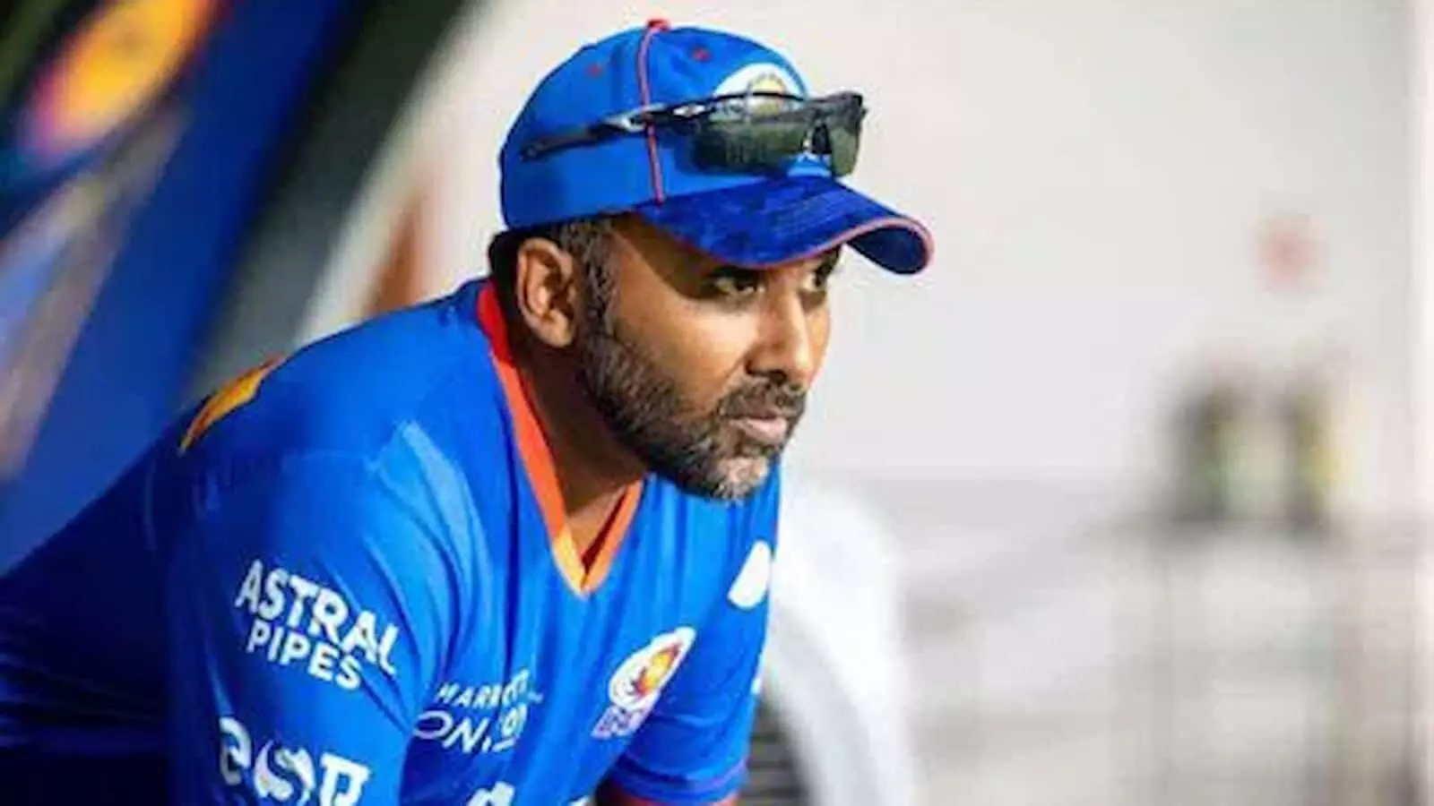 मुंबई इंडियंस की जर्सी और नीली टोपी पहने महेला जयवर्धने क्रिकेट स्टेडियम में कोचिंग के दौरान। मुंबई इंडियंस की जर्सी और नीली टोपी पहने महेला जयवर्धने क्रिकेट स्टेडियम में कोचिंग के दौरान।
