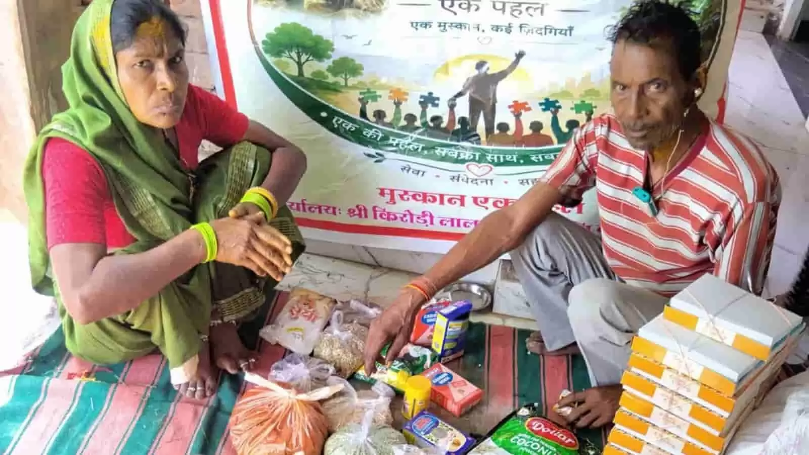 भुसावर में मुस्कान संस्था के सदस्य निर्धन बेटियों के विवाह हेतु सहायता सामग्री वितरित करते हुए। भुसावर में मुस्कान संस्था के सदस्य निर्धन बेटियों के विवाह हेतु सहायता सामग्री वितरित करते हुए।