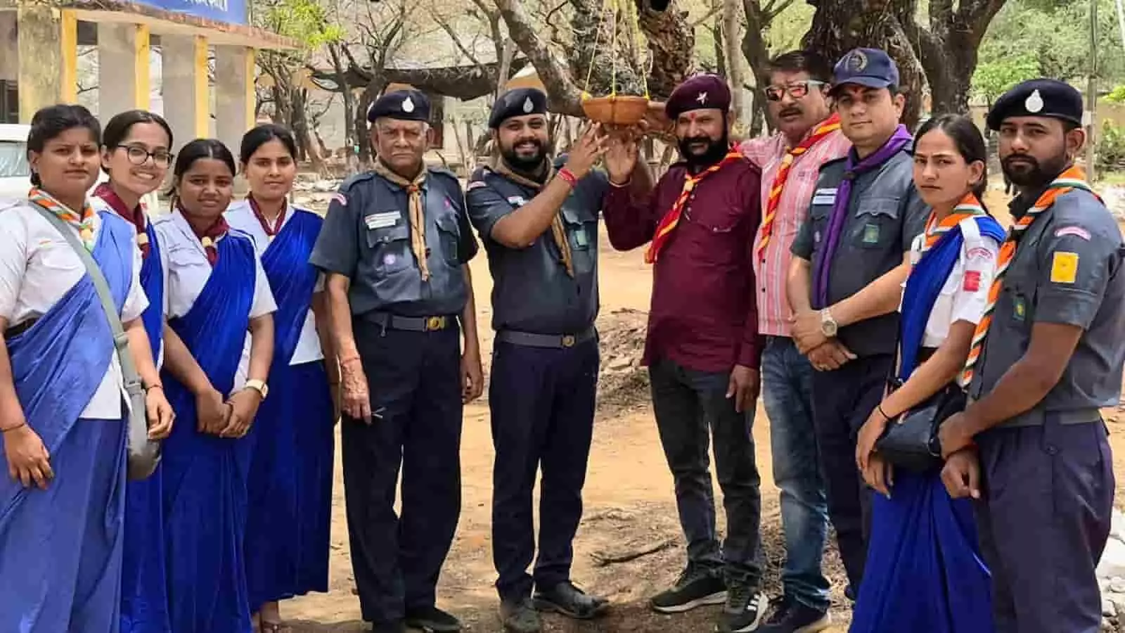 आलनिया के प्रशिक्षण केंद्र में स्काउट और गाइड सदस्य पेड़ पर पक्षियों के लिए परिंडा बांधते हुए। आलनिया के प्रशिक्षण केंद्र में स्काउट और गाइड सदस्य पेड़ पर पक्षियों के लिए परिंडा बांधते हुए।