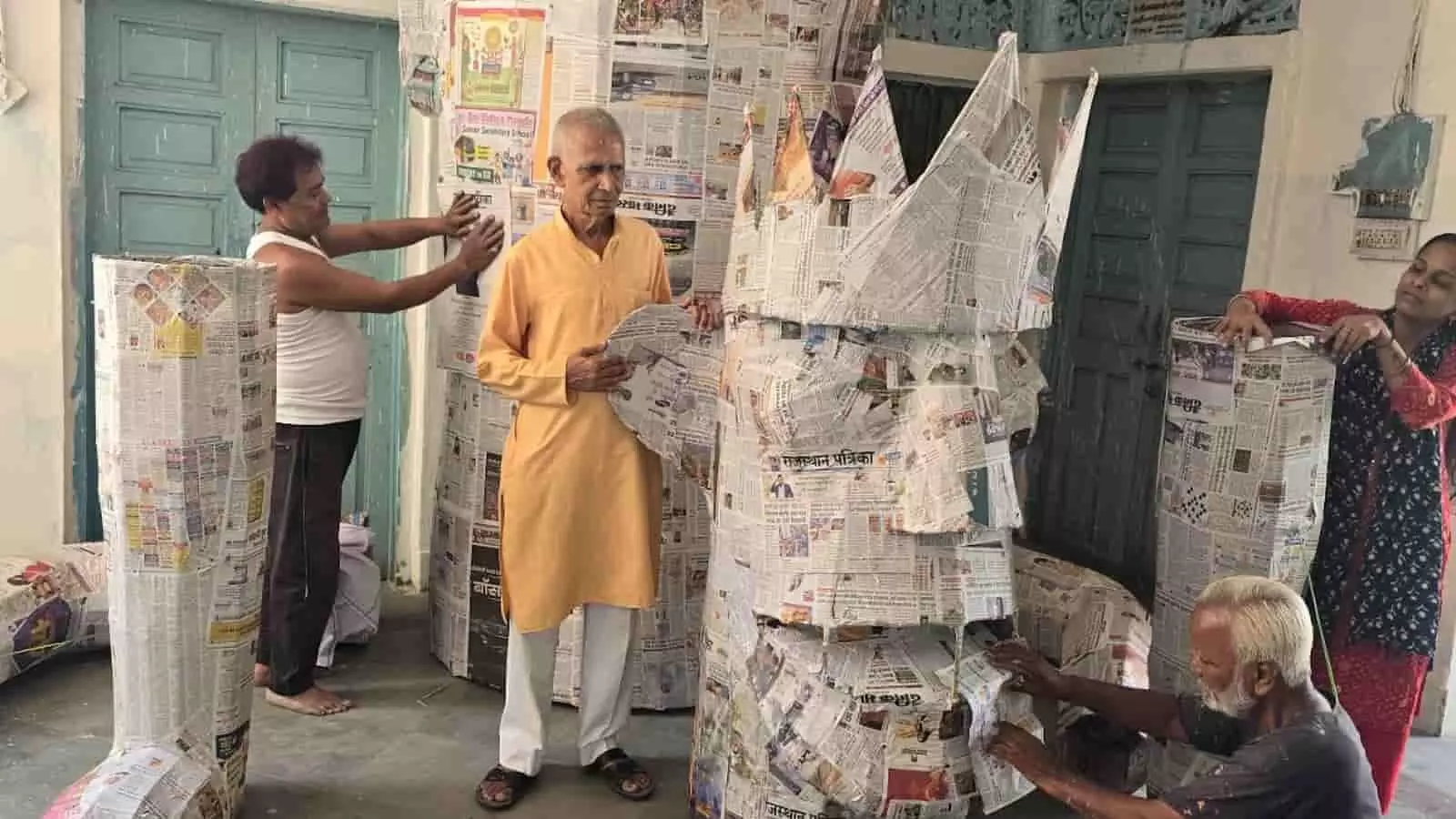 गांधी चौक में नरसिंह जयंती हेतु हिरण्यकश्यप का पुतला बनाते हुए कारीगरों का दृश्य। गांधी चौक में नरसिंह जयंती हेतु हिरण्यकश्यप का पुतला बनाते हुए कारीगरों का दृश्य।