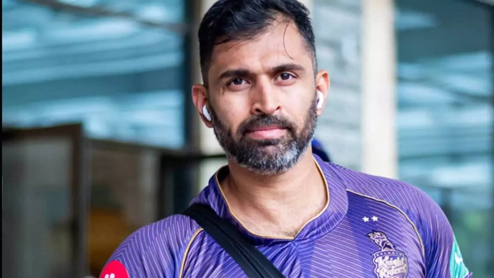 केकेआर की जर्सी पहने हुए पूर्व क्रिकेटर अभिषेक नायर एक प्रशिक्षण सत्र के दौरान मैदान पर दिख रहे हैं। केकेआर की जर्सी पहने हुए पूर्व क्रिकेटर अभिषेक नायर एक प्रशिक्षण सत्र के दौरान मैदान पर दिख रहे हैं।
