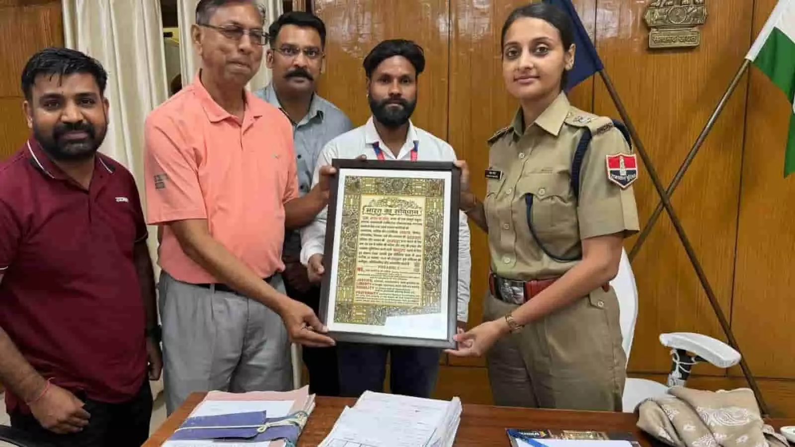 सवाई माधोपुर एसपी कार्यालय में मानवाधिकार टीम द्वारा पुलिस अधीक्षक को पेंटिंग भेंट करने का दृश्य। सवाई माधोपुर एसपी कार्यालय में मानवाधिकार टीम द्वारा पुलिस अधीक्षक को पेंटिंग भेंट करने का दृश्य।