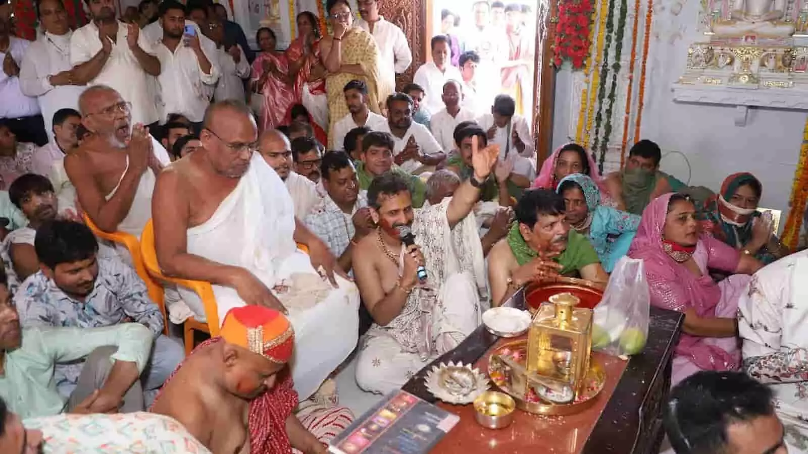 केलवा के श्री नाकोड़ा धाम में प्रतिष्ठा महोत्सव के दौरान पूजन करते श्रद्धालु और आचार्य।
