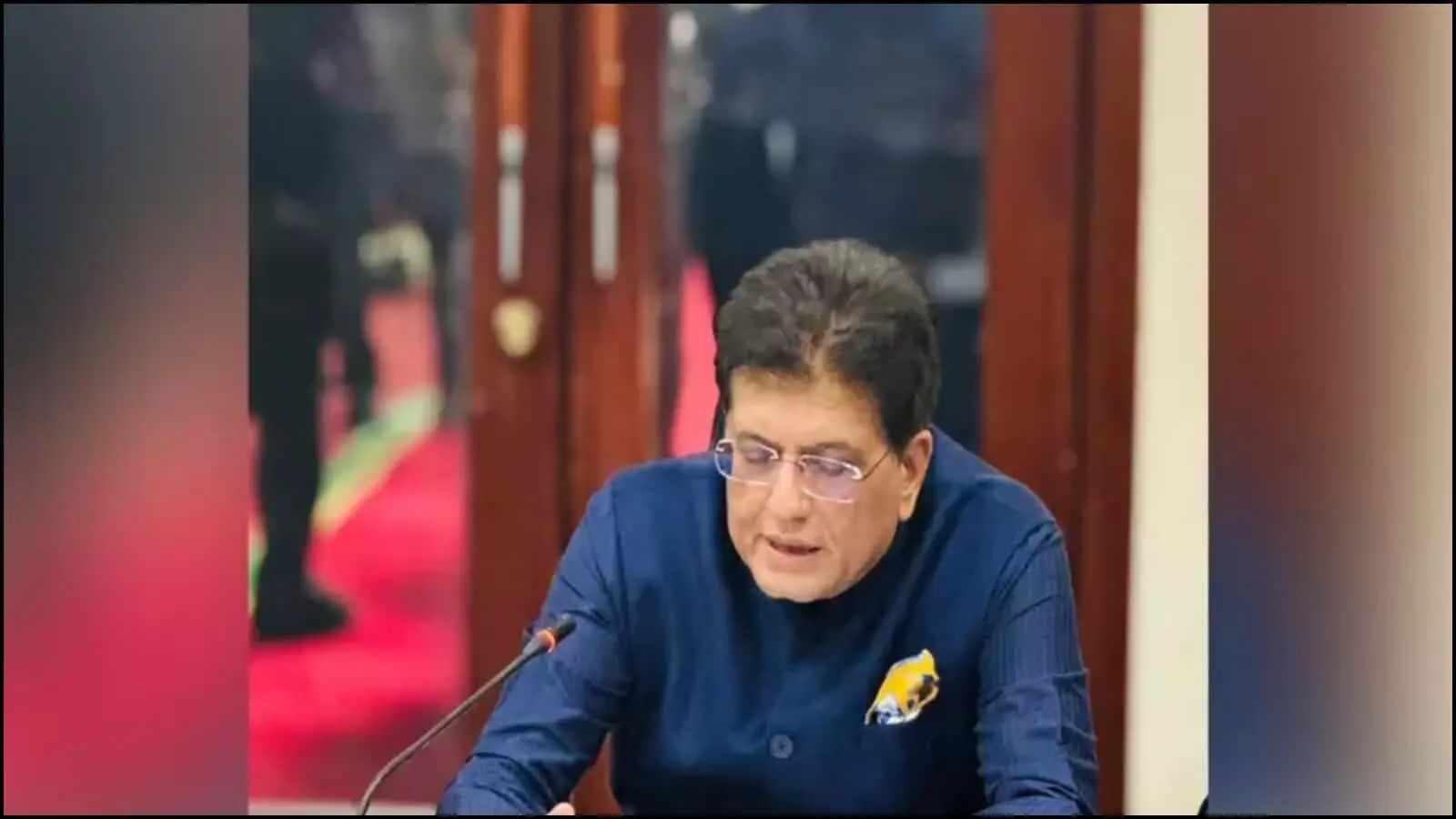 एक बैठक में नीली शर्ट पहने पीयूष गोयल नई दिल्ली में जलवायु नेतृत्व के संदर्भ में भाषण दे रहे हैं।