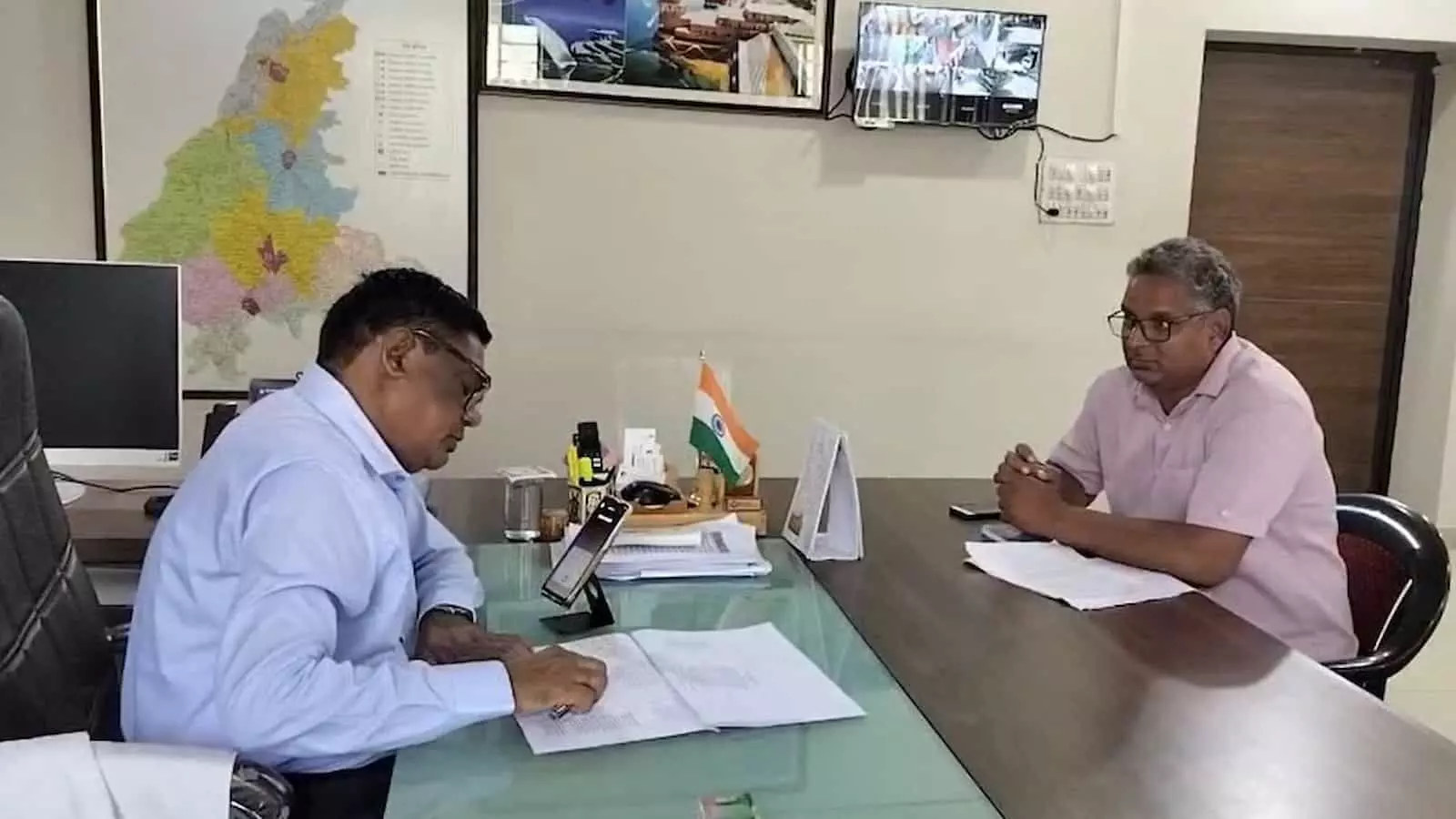 जिला परिषद कार्यालय में सीईओ बृजमोहन बैरवा जन समस्याओं के समाधान हेतु फाइल देखते हुए। जिला परिषद कार्यालय में सीईओ बृजमोहन बैरवा जन समस्याओं के समाधान हेतु फाइल देखते हुए।