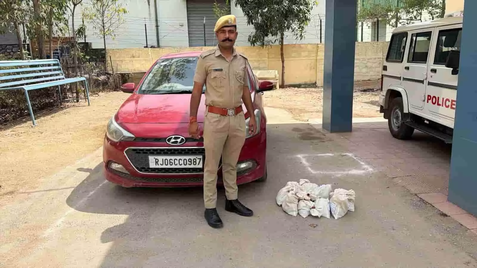 लाल रंग की कार के सामने अफीम की थैलियां और पुलिसकर्मी चित्तौड़गढ़ में जब्ती कार्रवाई के दौरान। लाल रंग की कार के सामने अफीम की थैलियां और पुलिसकर्मी चित्तौड़गढ़ में जब्ती कार्रवाई के दौरान।