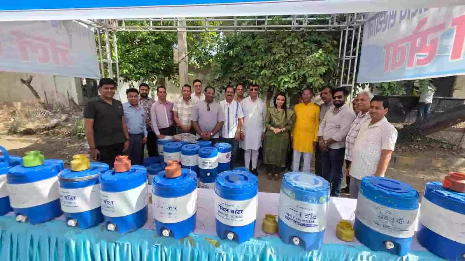 चित्तौड़गढ़ में प्याऊ उद्घाटन के दौरान अधिकारियों और व्यापारियों के समूह की सामूहिक तस्वीर। चित्तौड़गढ़ में प्याऊ उद्घाटन के दौरान अधिकारियों और व्यापारियों के समूह की सामूहिक तस्वीर।
