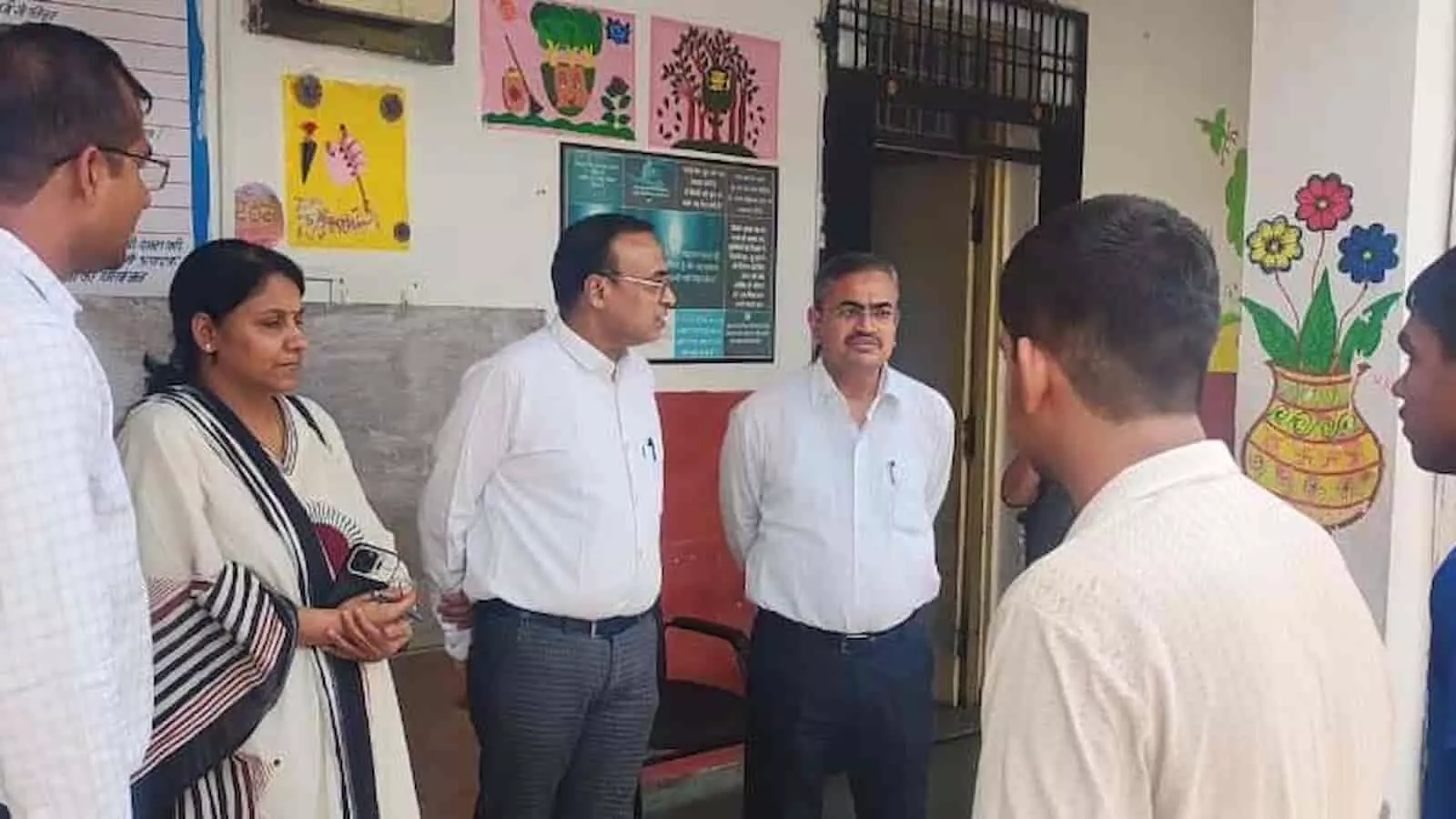 चित्तौड़गढ़ में बाल गृह के निरीक्षण के दौरान संवाद करते विधिक सेवा प्राधिकरण सचिव और अन्य अधिकारी। चित्तौड़गढ़ में बाल गृह के निरीक्षण के दौरान संवाद करते विधिक सेवा प्राधिकरण सचिव और अन्य अधिकारी।