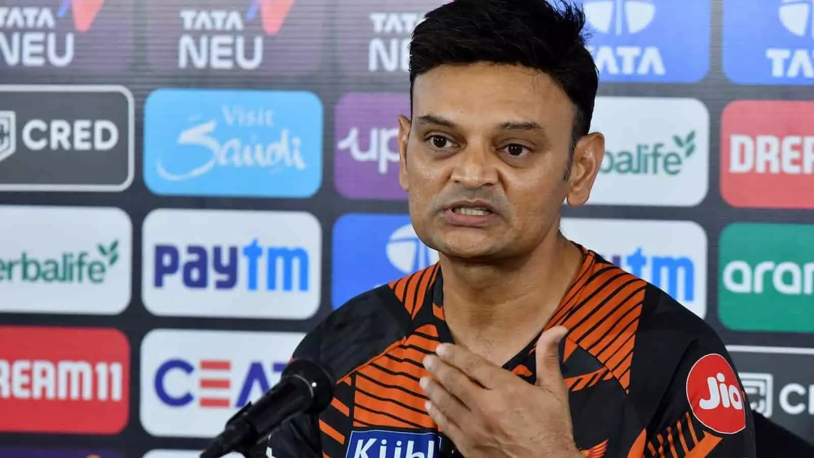 प्रेस कॉन्फ्रेंस में बोलते हुए दिल्ली कैपिटल्स के हेड कोच और पूर्व क्रिकेटर हेमंग बदानी। प्रेस कॉन्फ्रेंस में बोलते हुए दिल्ली कैपिटल्स के हेड कोच और पूर्व क्रिकेटर हेमंग बदानी।