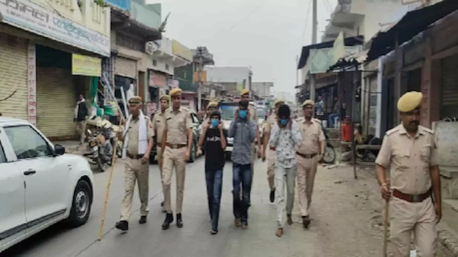 बारां के कवाई में पुलिस टीम द्वारा चाकूबाजी के तीन गिरफ्तार आरोपियों को पैदल ले जाया जा रहा है। बारां के कवाई में पुलिस टीम द्वारा चाकूबाजी के तीन गिरफ्तार आरोपियों को पैदल ले जाया जा रहा है।