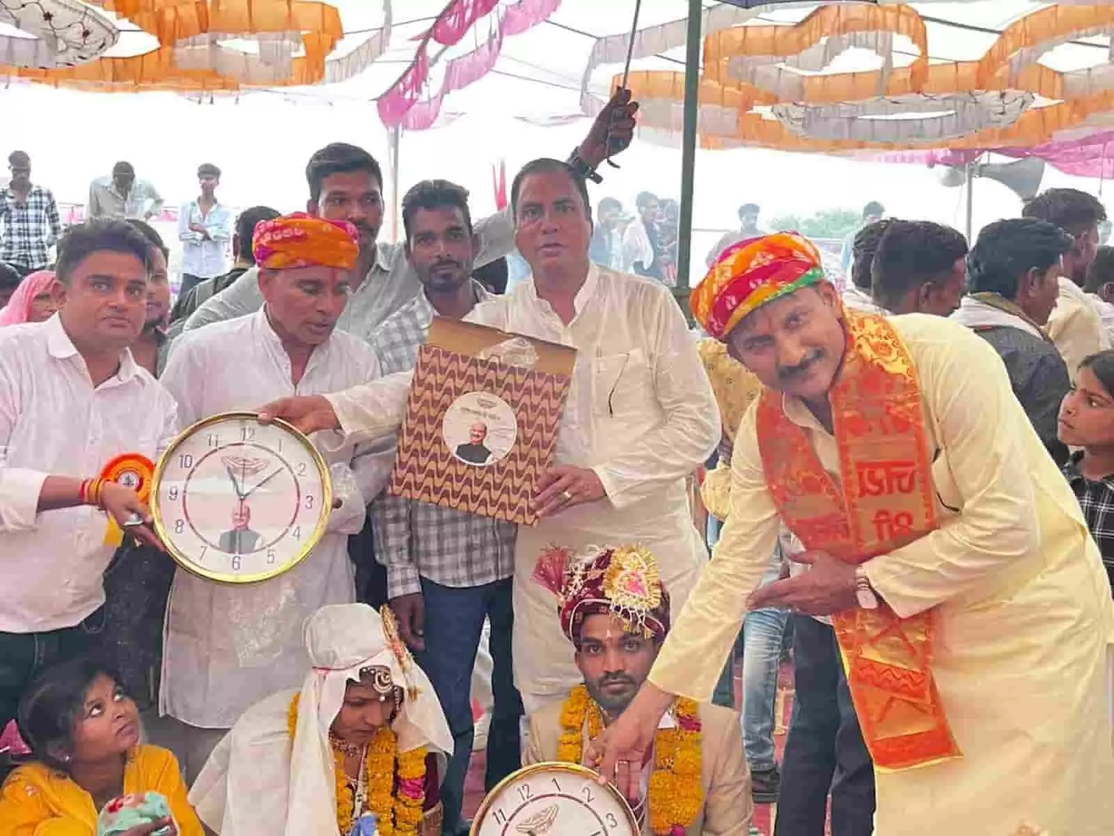 अयोध्या धाम कॉलोनी कोटा में सामूहिक विवाह के दौरान नवविवाहित जोड़ों को उपहार देते अतिथि और समिति सदस्य। अयोध्या धाम कॉलोनी कोटा में सामूहिक विवाह के दौरान नवविवाहित जोड़ों को उपहार देते अतिथि और समिति सदस्य।