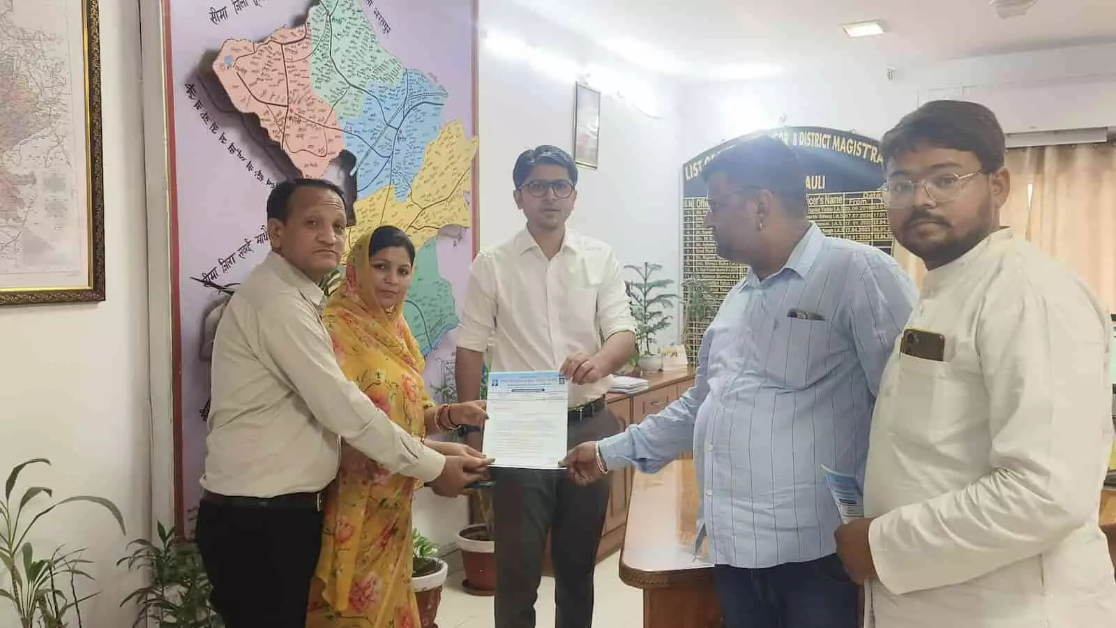 हिंडौन सिटी में जाटव समाज के लोग जिला कलेक्टर को हमले के विरोध में ज्ञापन देते हुए। हिंडौन सिटी में जाटव समाज के लोग जिला कलेक्टर को हमले के विरोध में ज्ञापन देते हुए।