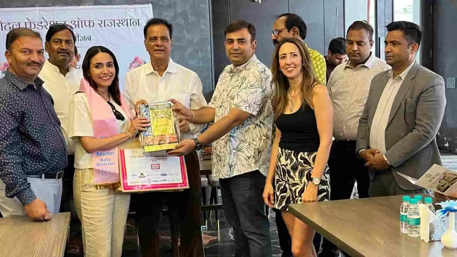 कोटा-बूंदी भ्रमण पर आए विदेशी टूर ऑपरेटर्स को स्मृति चिन्ह और सेवीनियर प्रदान करते पदाधिकारी। कोटा-बूंदी भ्रमण पर आए विदेशी टूर ऑपरेटर्स को स्मृति चिन्ह और सेवीनियर प्रदान करते पदाधिकारी।