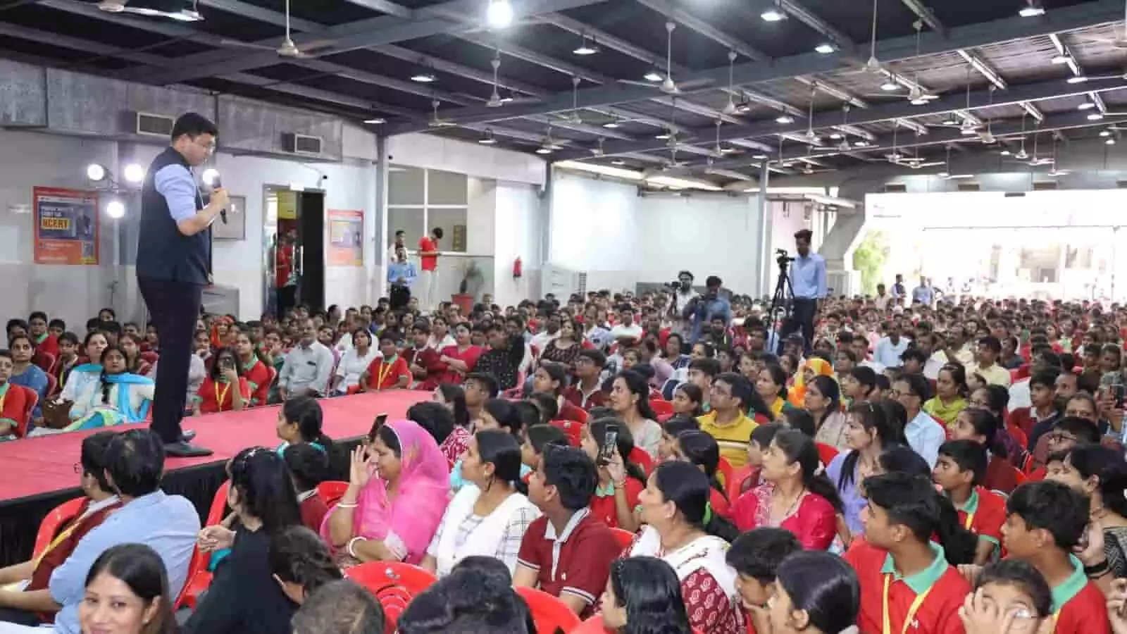 मोशन एजुकेशन ओरिएंटेशन प्रोग्राम में नितिन विजय मंच पर खड़े होकर बड़ी संख्या में उपस्थित विद्यार्थियों को संबोधित कर रहे हैं। मोशन एजुकेशन ओरिएंटेशन प्रोग्राम में नितिन विजय मंच पर खड़े होकर बड़ी संख्या में उपस्थित विद्यार्थियों को संबोधित कर रहे हैं।