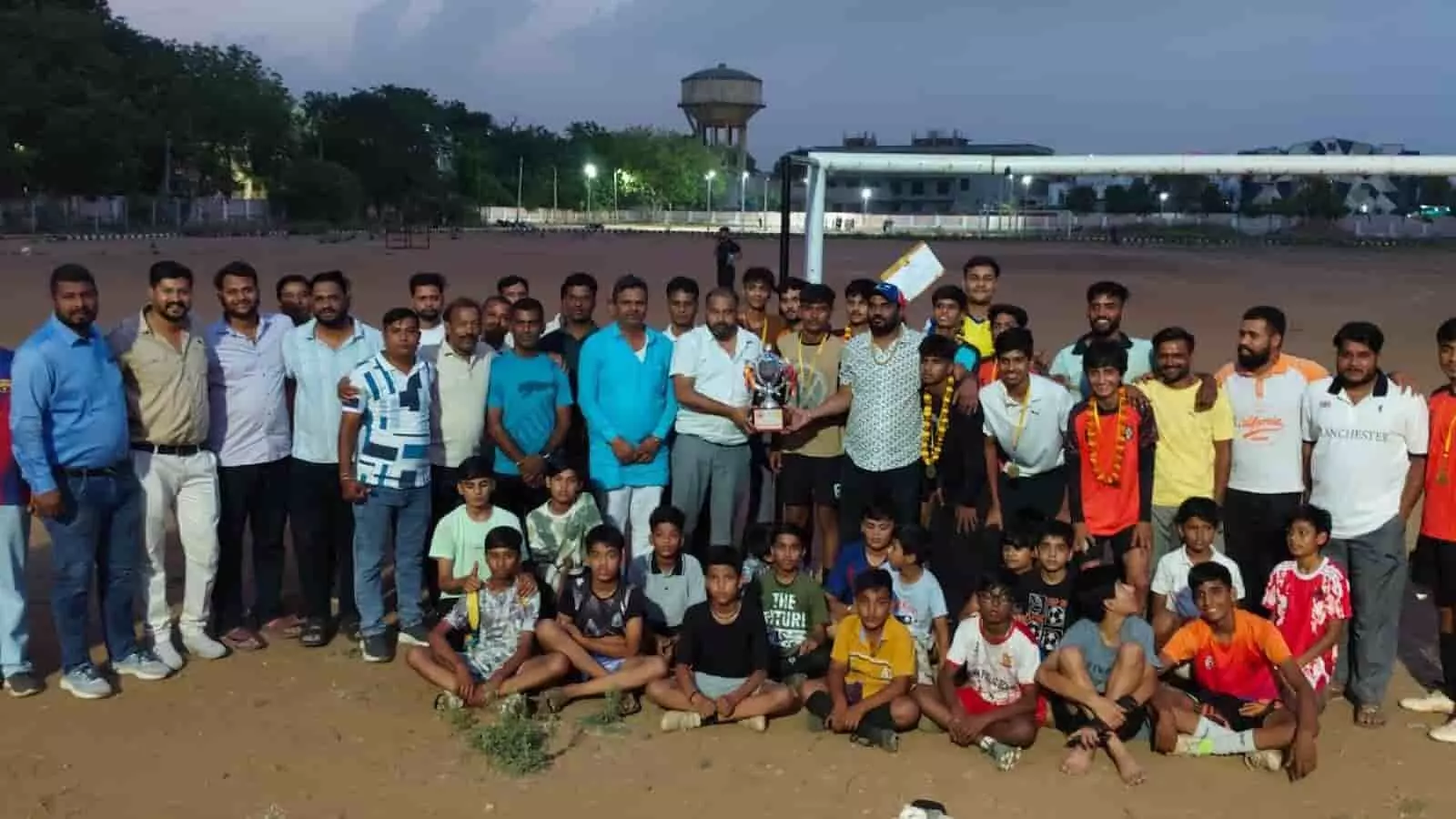मैदान पर ट्रॉफी के साथ खड़े भीलवाड़ा अंडर-20 फुटबॉल टीम के खिलाड़ी और खेल पदाधिकारी। मैदान पर ट्रॉफी के साथ खड़े भीलवाड़ा अंडर-20 फुटबॉल टीम के खिलाड़ी और खेल पदाधिकारी।