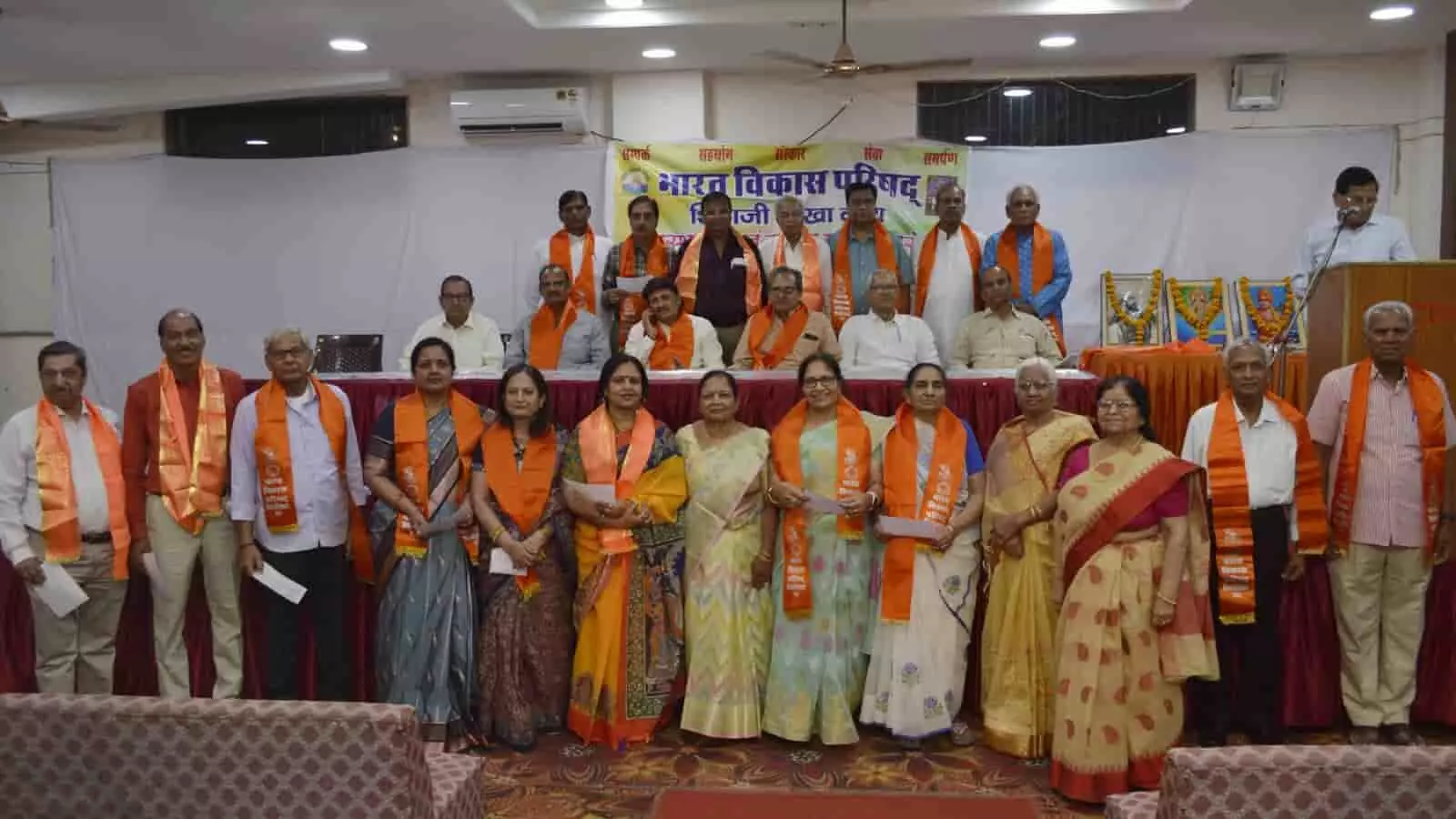 दादाबाड़ी कोटा में भारत विकास परिषद के शपथ ग्रहण समारोह के दौरान मंच पर उपस्थित अतिथि और पदाधिकारी। दादाबाड़ी कोटा में भारत विकास परिषद के शपथ ग्रहण समारोह के दौरान मंच पर उपस्थित अतिथि और पदाधिकारी।