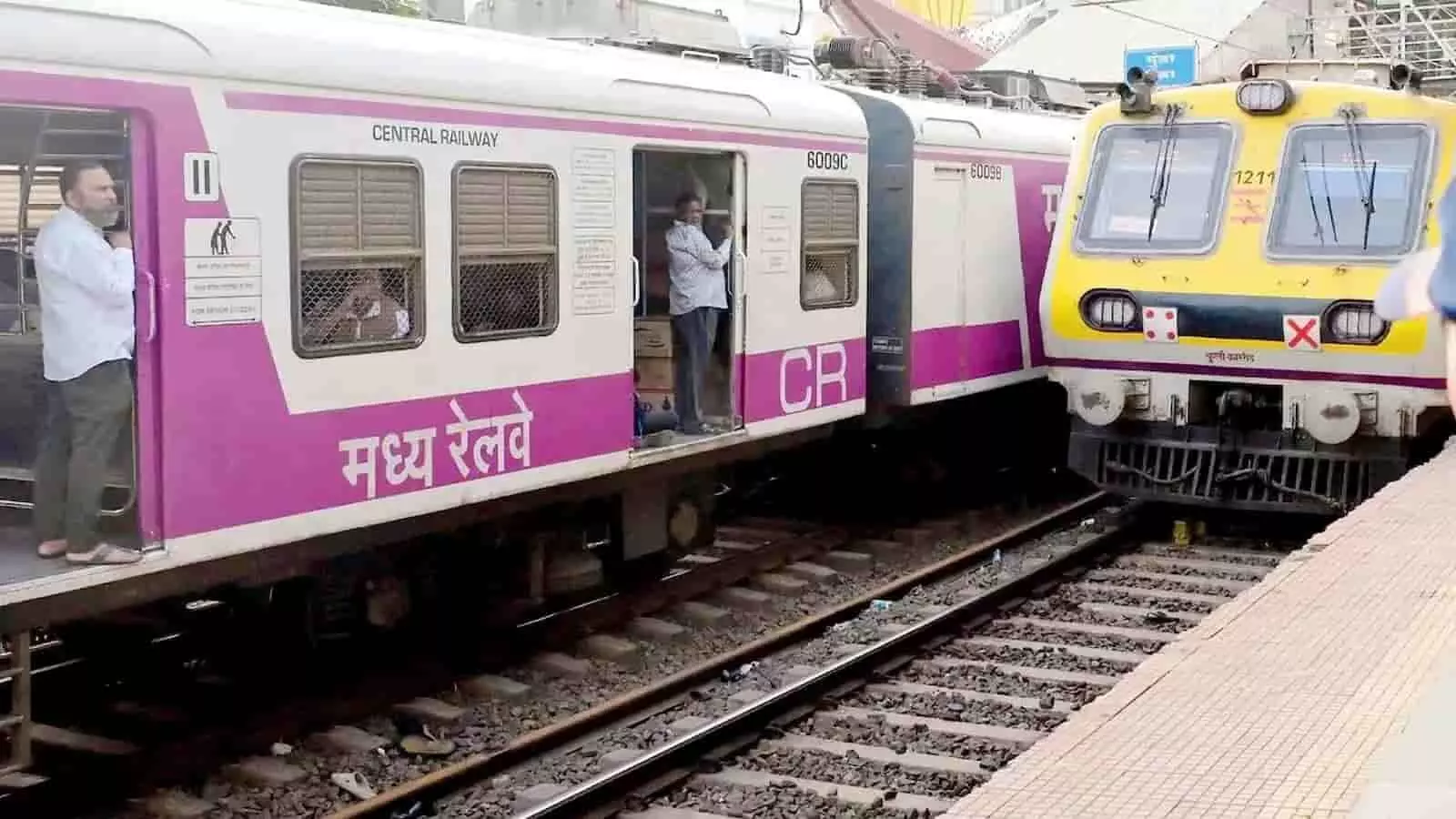 मुंबई लोकल ट्रेन सीएसएमटी पनवेल हार्बर लाइन एसी सेवाओं के अपग्रेडेशन के संदर्भ में दिख रही है मुंबई लोकल ट्रेन सीएसएमटी पनवेल हार्बर लाइन एसी सेवाओं के अपग्रेडेशन के संदर्भ में दिख रही है
