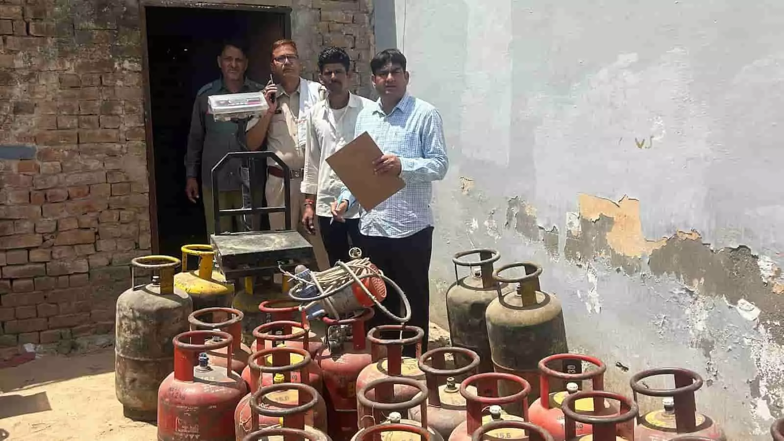 जयपुर के सांगानेर में अधिकारियों द्वारा जब्त किए गए अवैध घरेलू और व्यवसायिक गैस सिलेंडर। जयपुर के सांगानेर में अधिकारियों द्वारा जब्त किए गए अवैध घरेलू और व्यवसायिक गैस सिलेंडर।