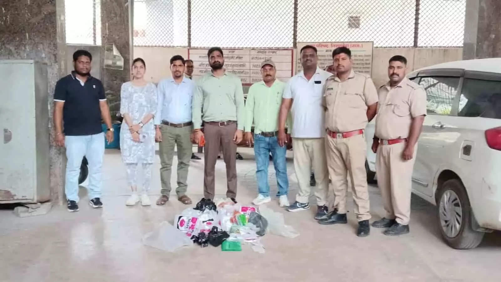 निंबाहेड़ा नगर परिषद टीम और पुलिसकर्मी जब्त की गई प्रतिबंधित पॉलीथीन के साथ कार्यालय परिसर में खड़े हैं। निंबाहेड़ा नगर परिषद टीम और पुलिसकर्मी जब्त की गई प्रतिबंधित पॉलीथीन के साथ कार्यालय परिसर में खड़े हैं।