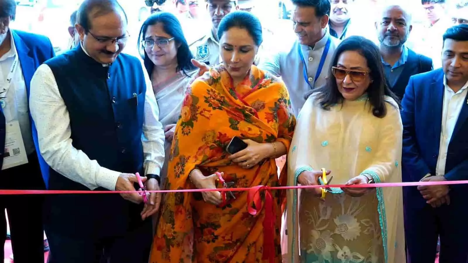 जयपुर में उपमुख्यमंत्री दिया कुमारी ग्रेट इंडियन ट्रैवल बाज़ार प्रदर्शनी का रिबन काटकर उद्घाटन कर रही हैं। जयपुर में उपमुख्यमंत्री दिया कुमारी ग्रेट इंडियन ट्रैवल बाज़ार प्रदर्शनी का रिबन काटकर उद्घाटन कर रही हैं।