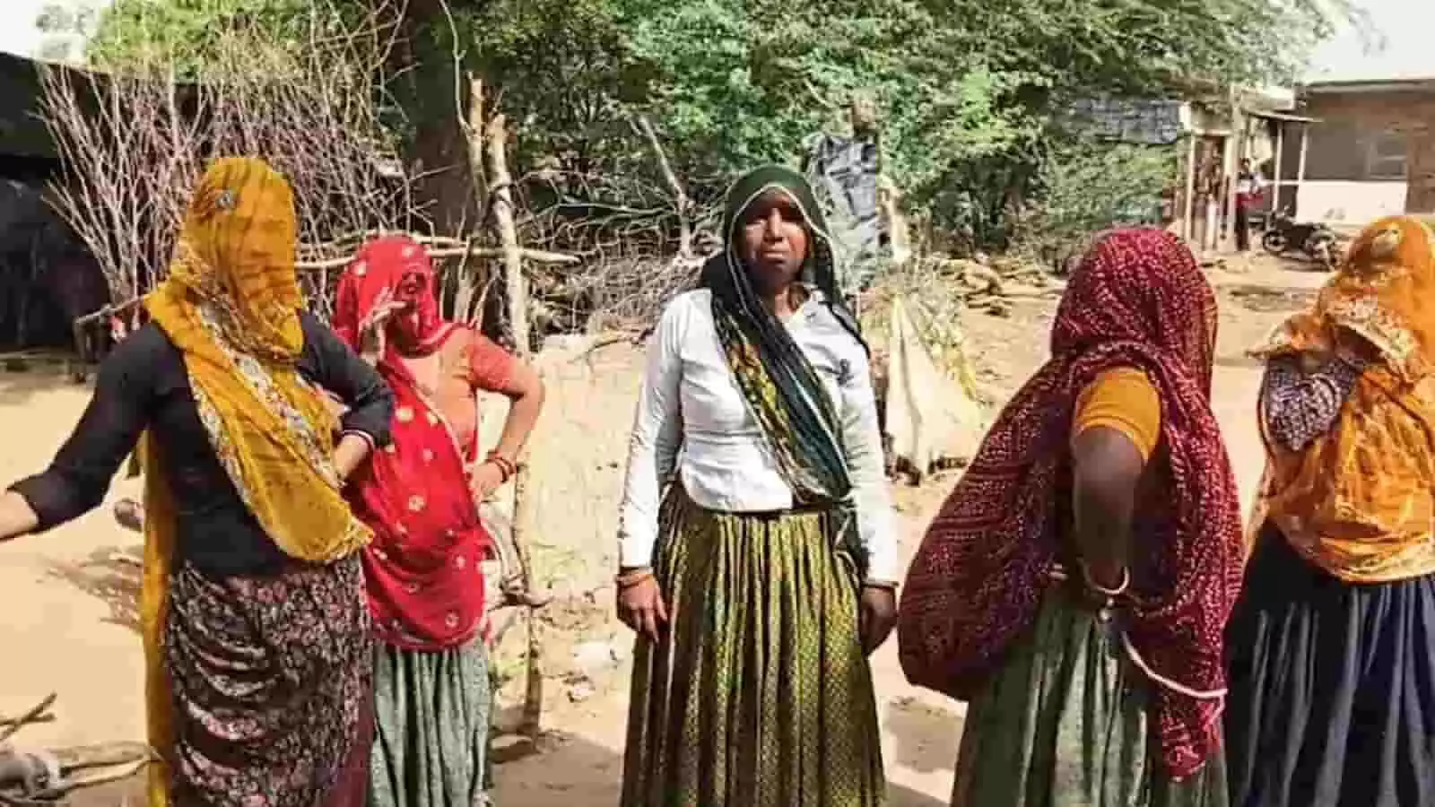 सवाई माधोपुर के निमली खुर्द गांव में पेयजल संकट के बीच खड़ी ग्रामीण महिलाएं। सवाई माधोपुर के निमली खुर्द गांव में पेयजल संकट के बीच खड़ी ग्रामीण महिलाएं।