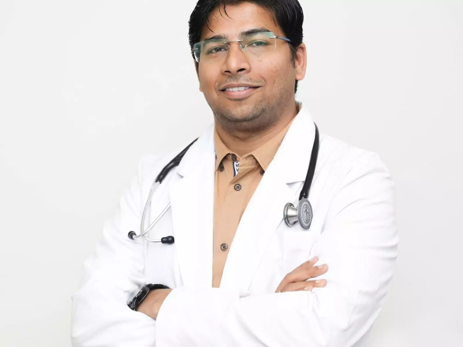 सफेद कोट और स्टेथोस्कोप पहने हुए मुस्कुराते हुए डॉक्टर वैभव माथुर नारायणा हॉस्पिटल जयपुर में। सफेद कोट और स्टेथोस्कोप पहने हुए मुस्कुराते हुए डॉक्टर वैभव माथुर नारायणा हॉस्पिटल जयपुर में।