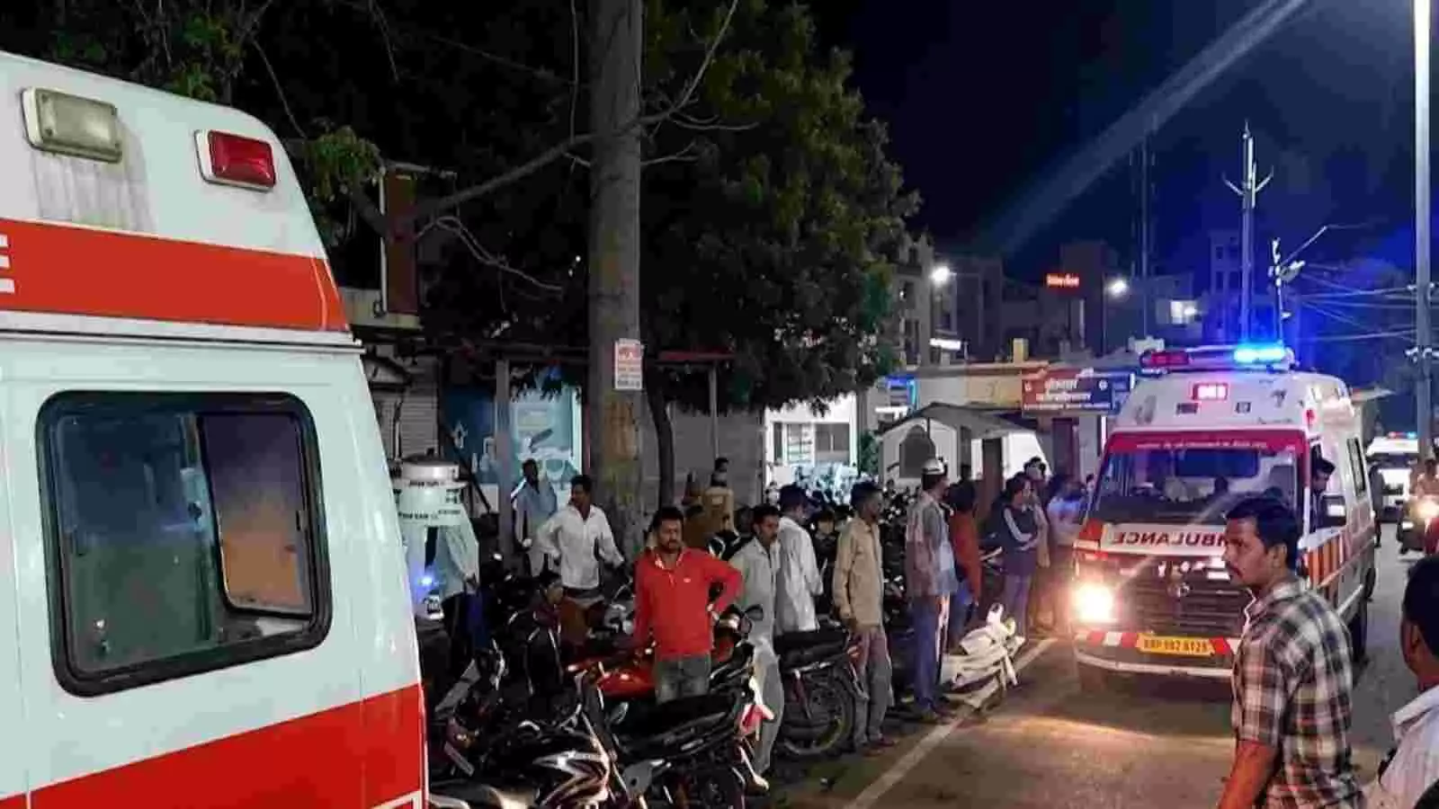 रात के समय सड़क पर खड़ी एम्बुलेंस और भीड़ धार सड़क हादसे के संदर्भ में दिख रही है। रात के समय सड़क पर खड़ी एम्बुलेंस और भीड़ धार सड़क हादसे के संदर्भ में दिख रही है।