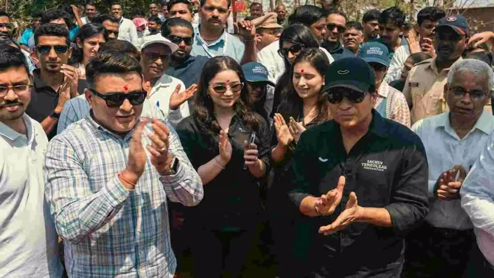सचिन तेंदुलकर पालघर के गुहीर गांव में ग्रामीणों के बीच क्लाइमेट स्मार्ट विलेज प्रोजेक्ट का उद्घाटन करते हुए।
