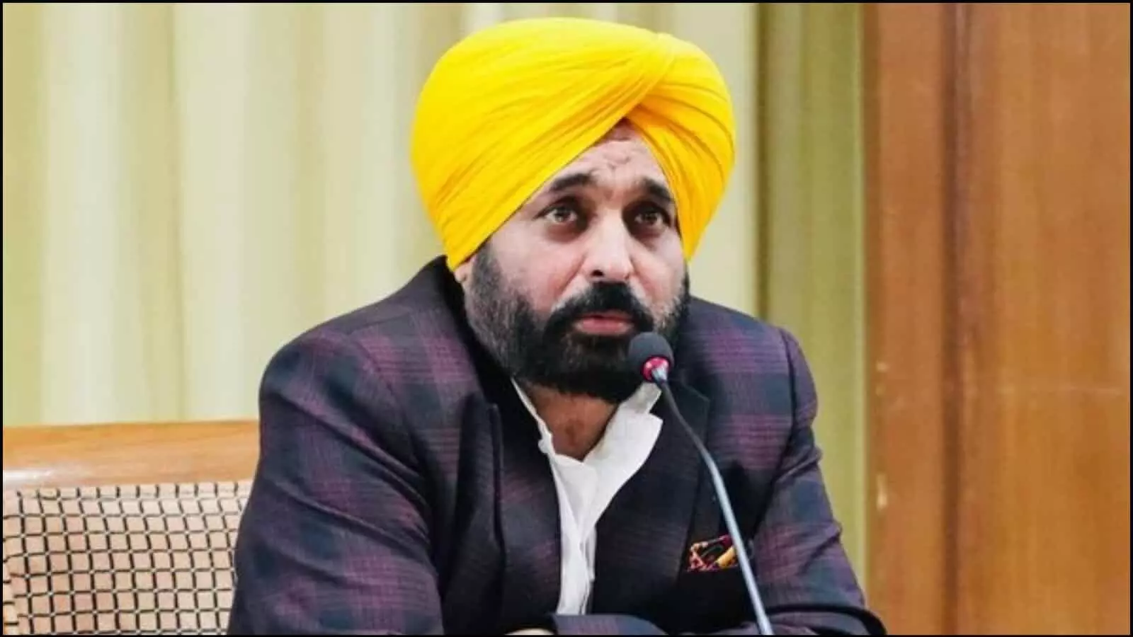 कुर्सी पर बैठकर माइक के सामने बोलते हुए मुख्यमंत्री भगवंत मान चंडीगढ़ में पंजाब सरकार के भविष्य पर चर्चा करते हुए।