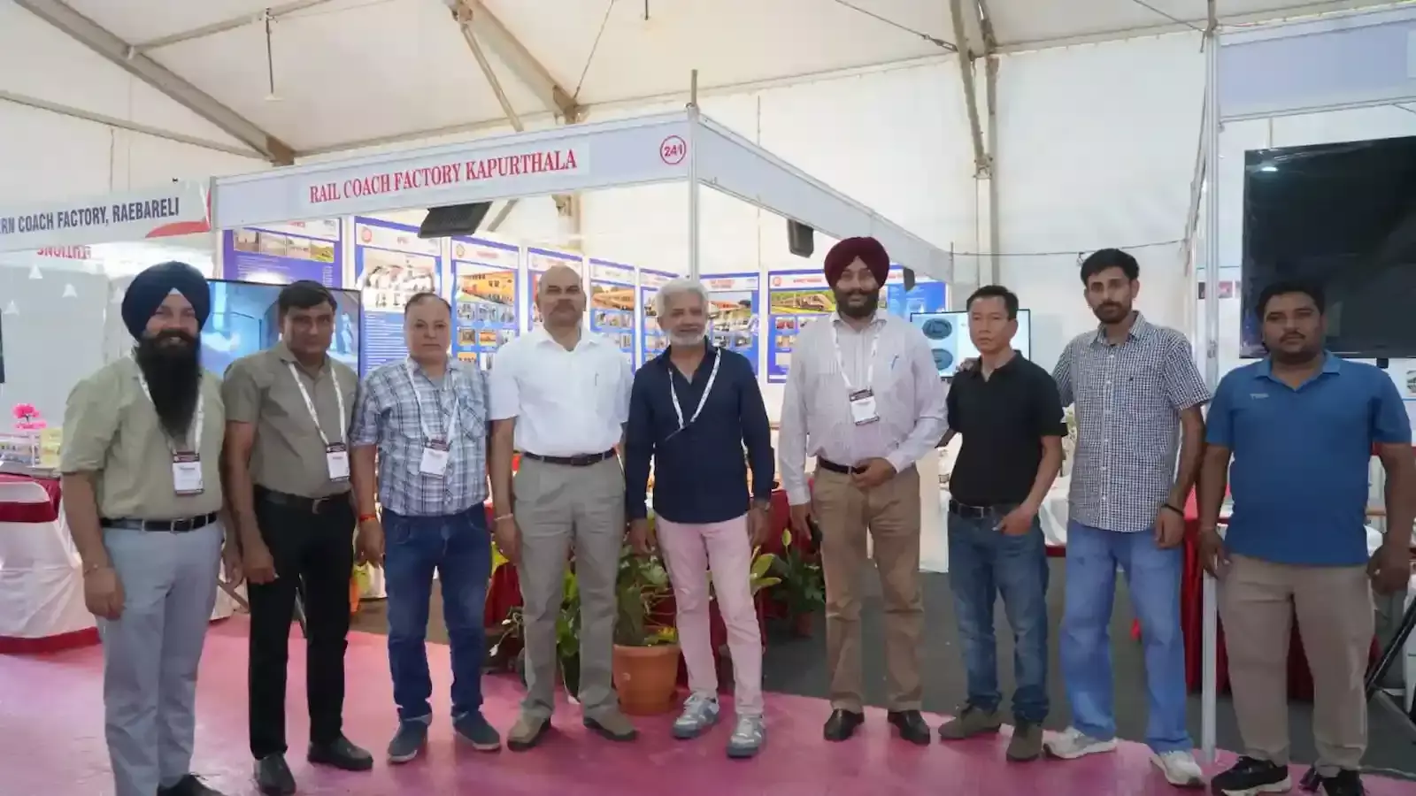 हुबली INCOMEX प्रदर्शनी के स्टॉल पर प्रदर्शित रेल कोच फैक्ट्री कपूरथला के अत्याधुनिक कोच मॉडल और तकनीकी विज्ञापन सामग्री।
