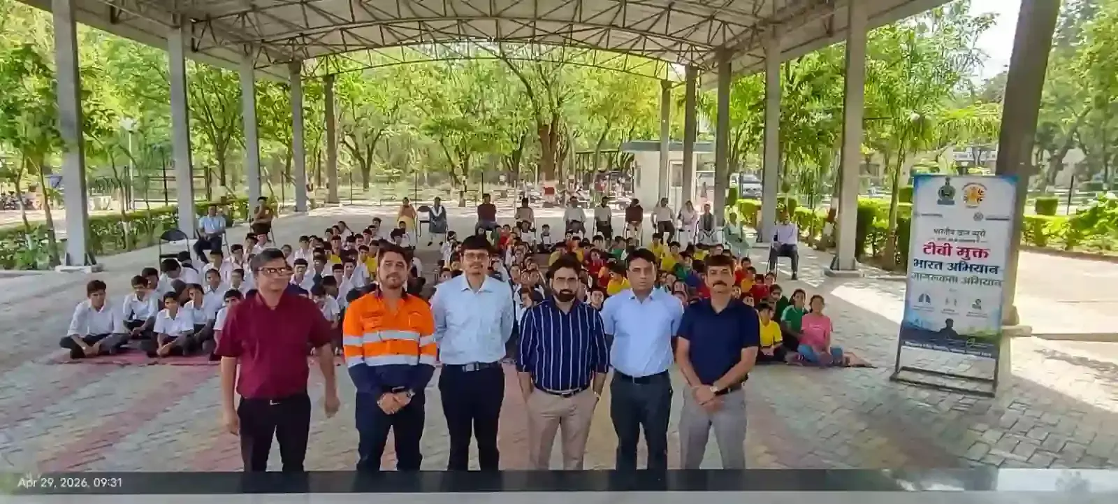 रामपुरा आगूचा खदान में टीबी जागरूकता कार्यक्रम के दौरान मंच पर मौजूद अधिकारी और जानकारी लेते प्रतिभागी।