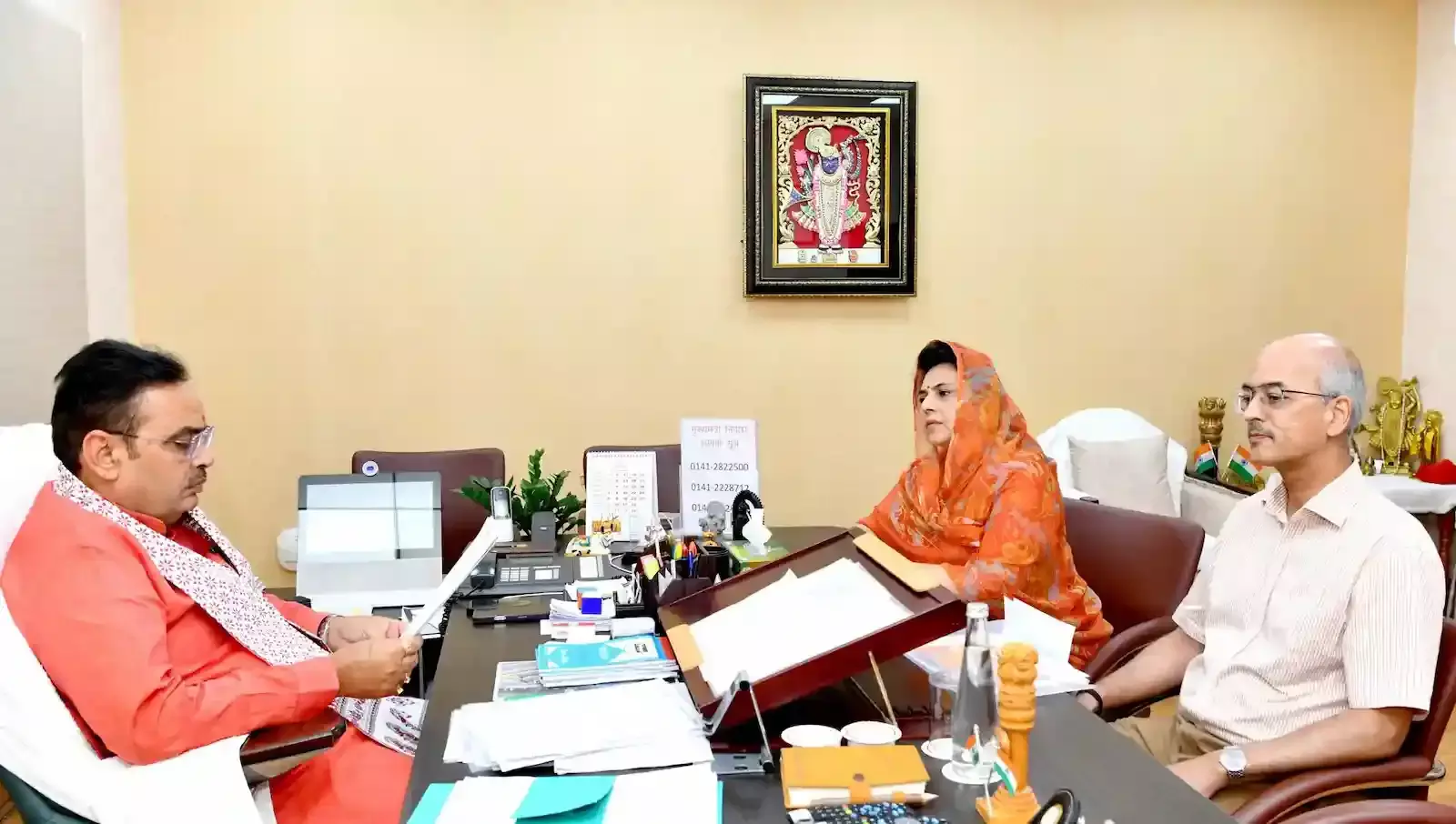 मुख्यमंत्री आवास पर विधायक विश्वराज सिंह और सांसद महिमा कुमारी मेवाड़ मुख्यमंत्री भजनलाल शर्मा के साथ चर्चा करते हुए।
