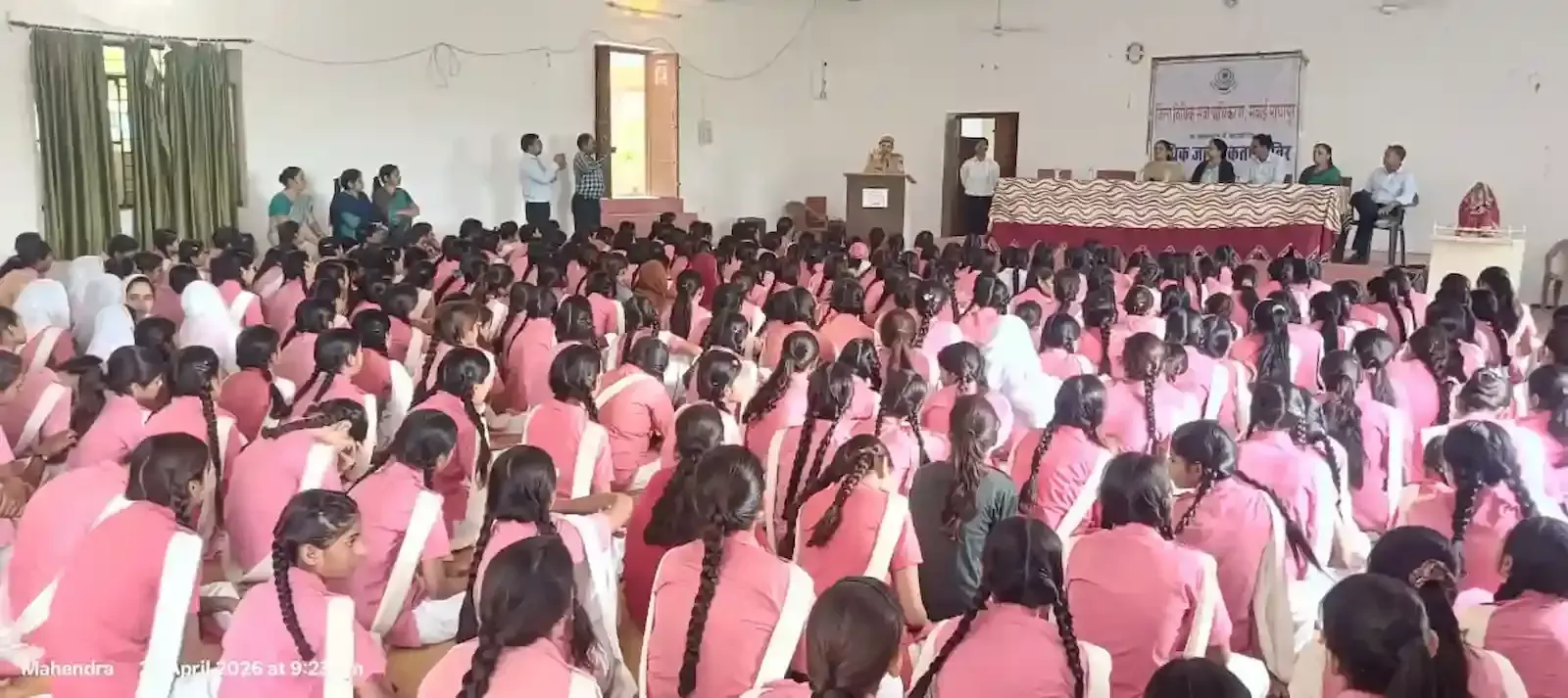 राजस्थान ग्रामीण महिला विद्यापीठ मैनपुरा में साइबर सुरक्षा जागरूकता शिविर के दौरान छात्राओं और शिक्षकों का समूह। राजस्थान ग्रामीण महिला विद्यापीठ मैनपुरा में साइबर सुरक्षा जागरूकता शिविर के दौरान छात्राओं और शिक्षकों का समूह।