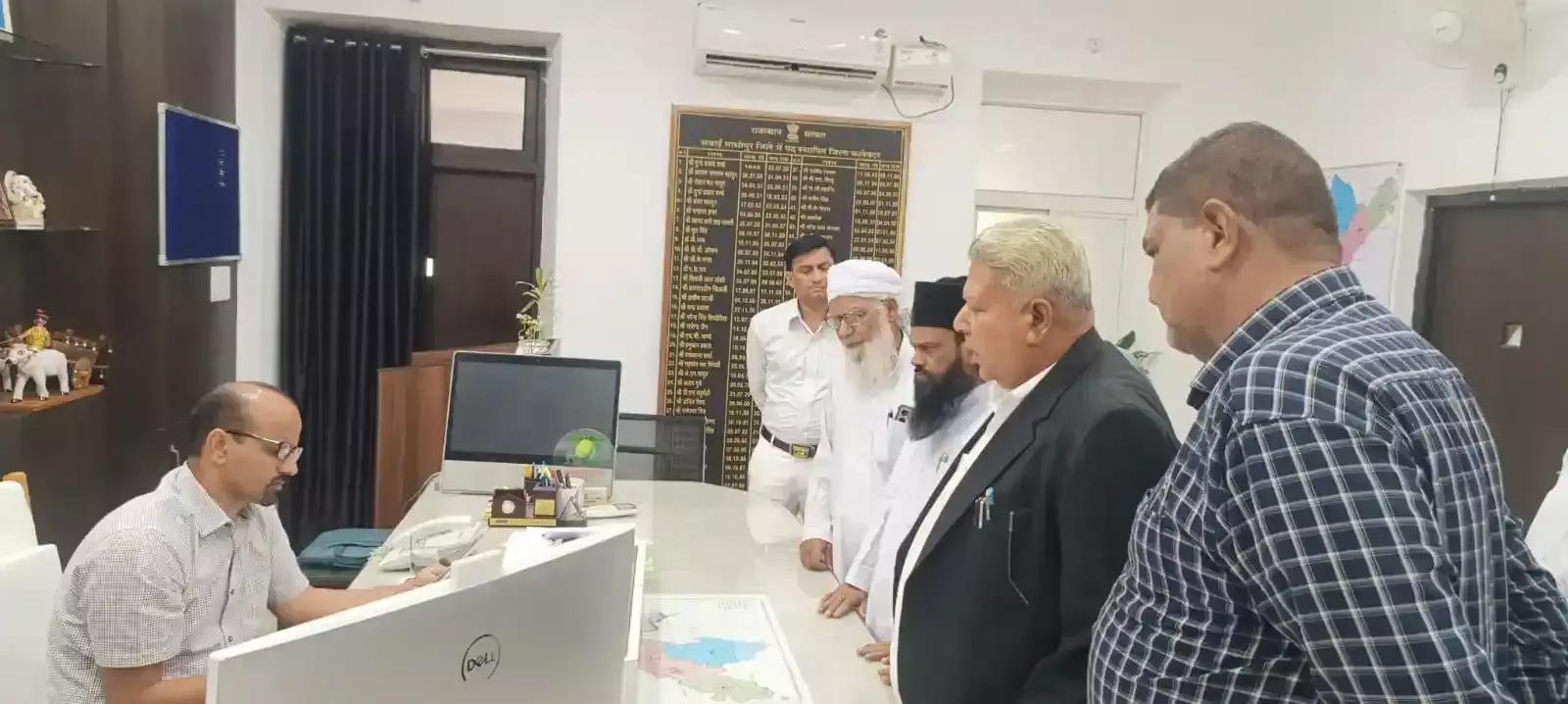 सवाई माधोपुर में वक्फ कमेटी प्रतिनिधिमंडल जिला कलेक्टर को वक्फ भूमि अतिक्रमण मामले में ज्ञापन सौंपते हुए। सवाई माधोपुर में वक्फ कमेटी प्रतिनिधिमंडल जिला कलेक्टर को वक्फ भूमि अतिक्रमण मामले में ज्ञापन सौंपते हुए।
