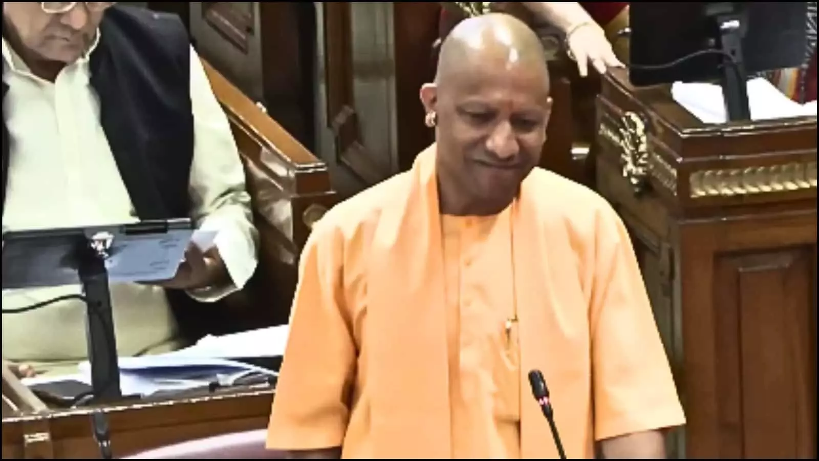 विधानसभा सदन के अंदर माइक के सामने खड़े मुख्यमंत्री योगी आदित्यनाथ जो महिला आरक्षण विधेयक पर चर्चा कर रहे हैं।