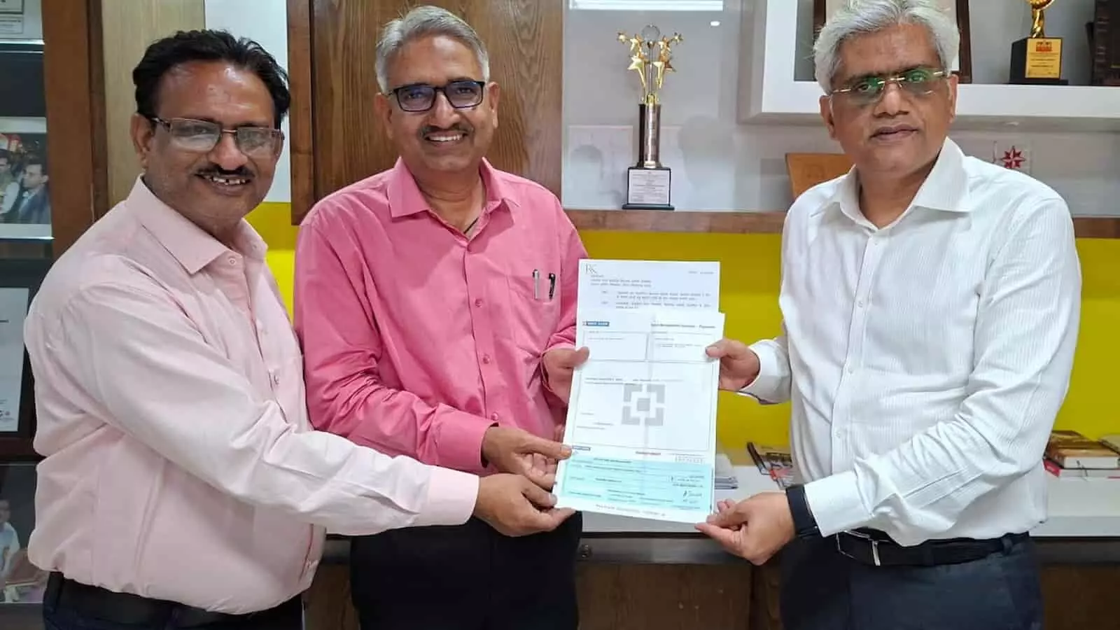 चित्तौड़गढ़ में वंडर सीमेंट यूनिट हेड नितिन जैन शिक्षा अधिकारियों को सहायता राशि का चेक सौंपते हुए। चित्तौड़गढ़ में वंडर सीमेंट यूनिट हेड नितिन जैन शिक्षा अधिकारियों को सहायता राशि का चेक सौंपते हुए।