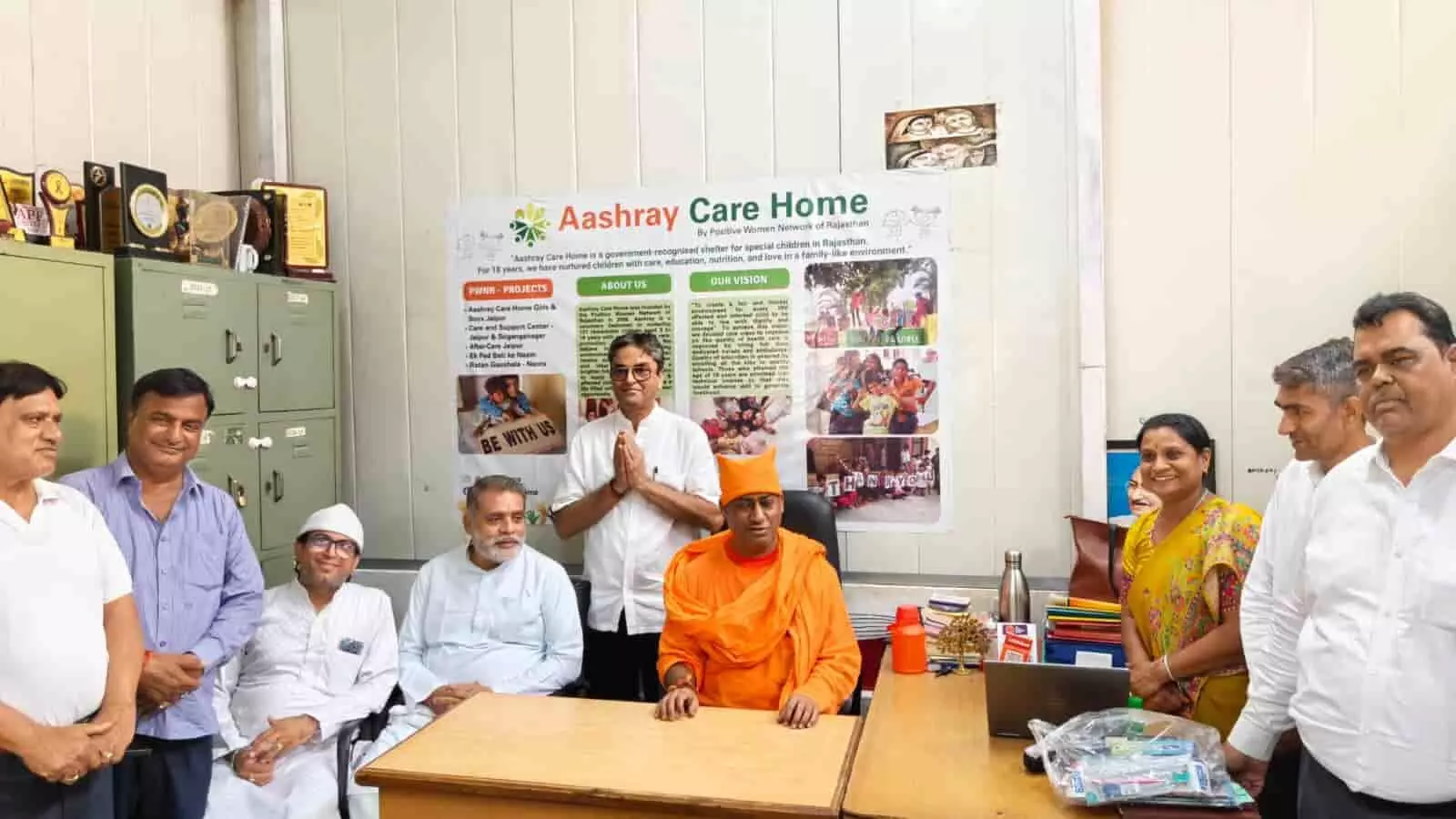 आश्रम केयर होम में सेवा कार्यक्रम के दौरान मेज के पीछे बैठे संत और खड़े सेवादार। आश्रम केयर होम में सेवा कार्यक्रम के दौरान मेज के पीछे बैठे संत और खड़े सेवादार।