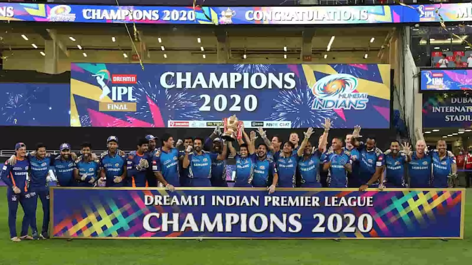 दुबई स्टेडियम में आईपीएल 2020 ट्रॉफी के साथ जीत का जश्न मनाते मुंबई इंडियंस के खिलाड़ी। दुबई स्टेडियम में आईपीएल 2020 ट्रॉफी के साथ जीत का जश्न मनाते मुंबई इंडियंस के खिलाड़ी।