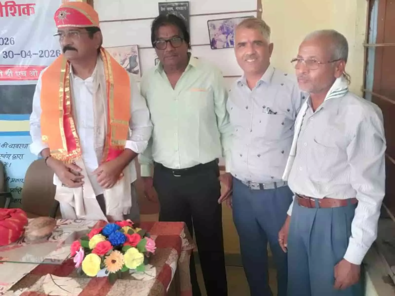 खमनोर चिकित्सालय में डॉ कुलदीप कौशिक के साथ खड़े ग्रामीण और स्थानीय प्रतिनिधि। खमनोर चिकित्सालय में डॉ कुलदीप कौशिक के साथ खड़े ग्रामीण और स्थानीय प्रतिनिधि।
