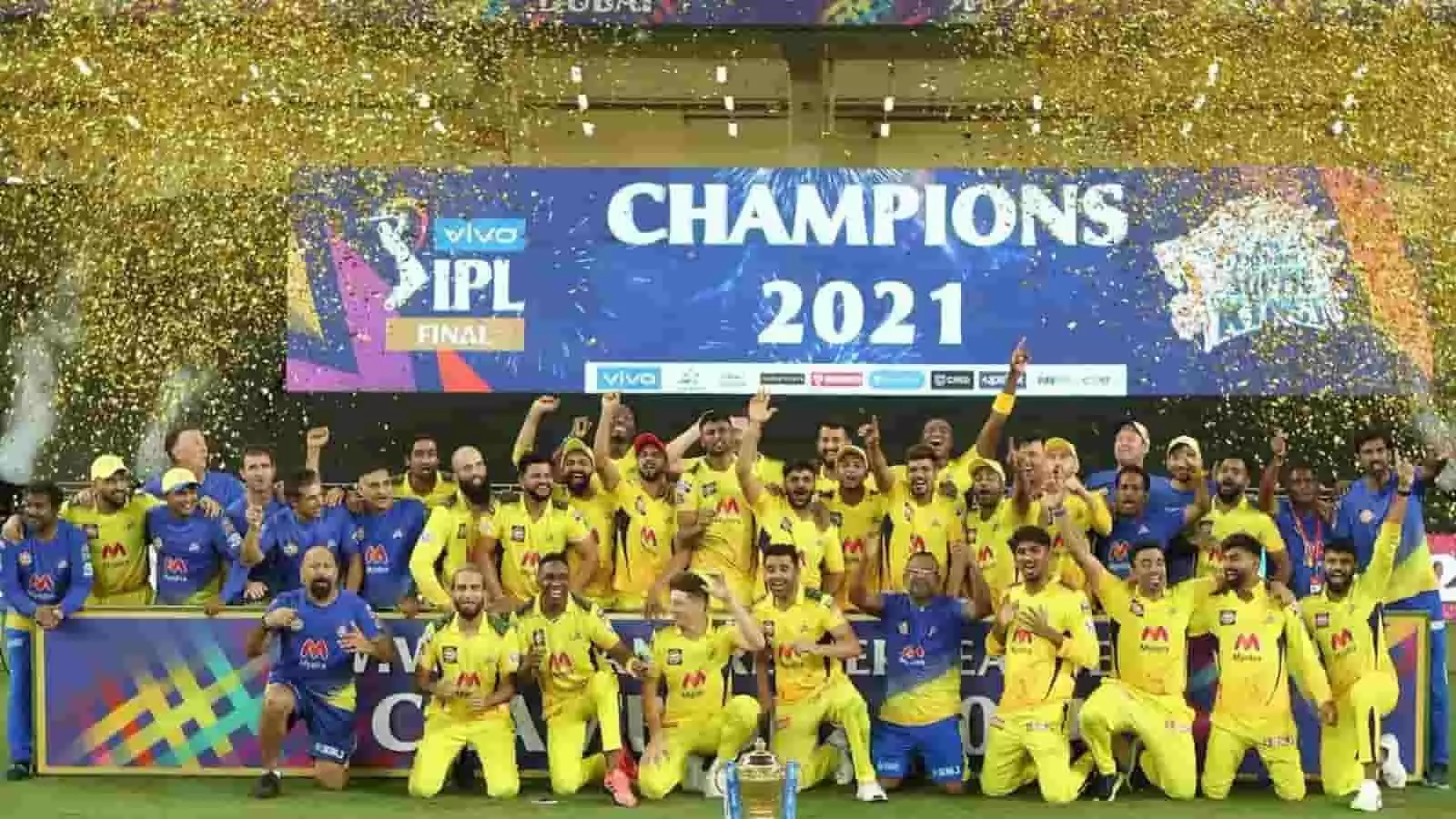 आईपीएल 2021 फाइनल जीतने के बाद दुबई में मंच पर ट्रॉफी के साथ पीली जर्सी पहने चेन्नई सुपर किंग्स की पूरी टीम। आईपीएल 2021 फाइनल जीतने के बाद दुबई में मंच पर ट्रॉफी के साथ पीली जर्सी पहने चेन्नई सुपर किंग्स की पूरी टीम।