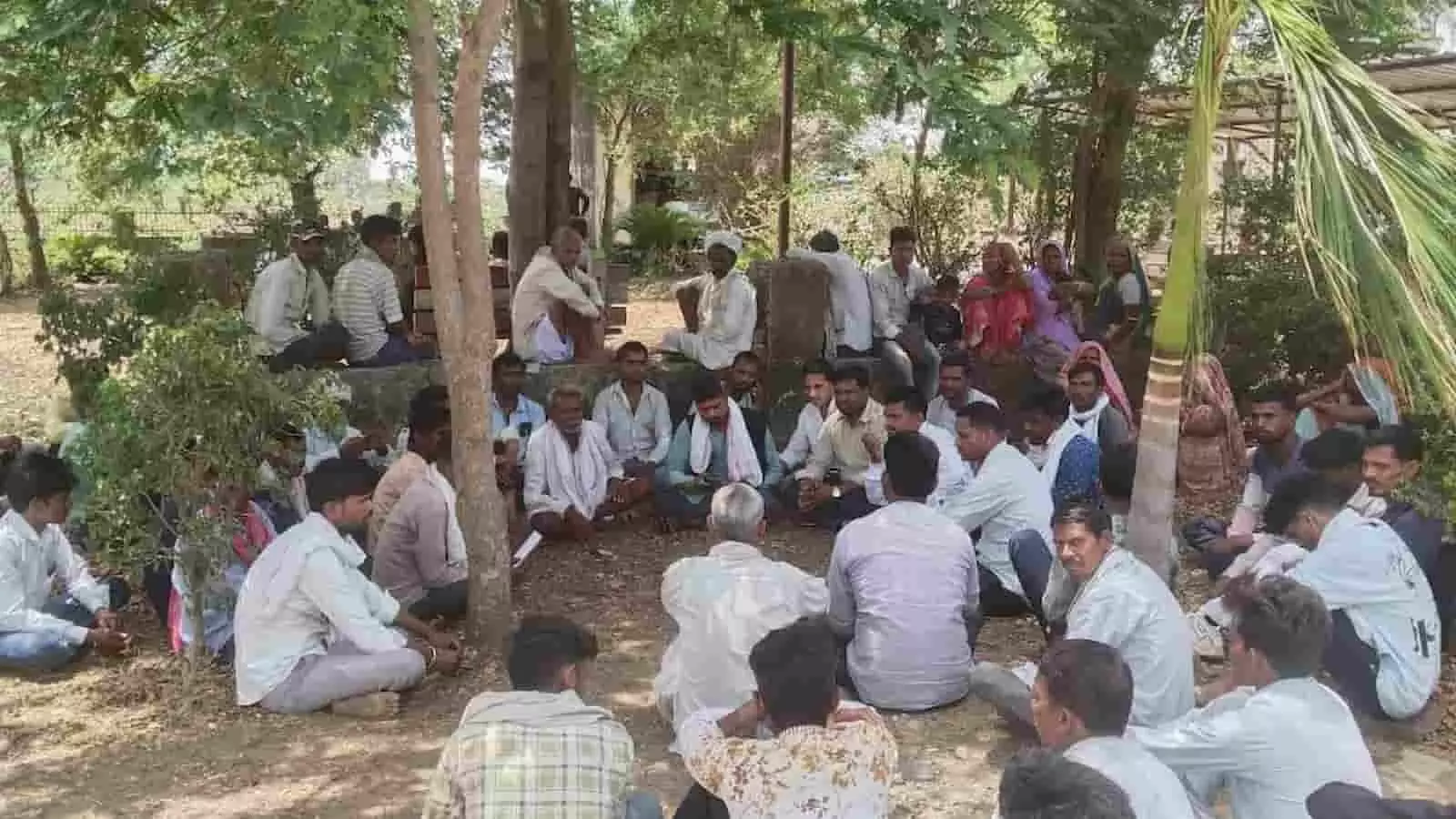 अरनोद अस्पताल परिसर के बाहर जमीन पर बैठकर प्रदर्शन करते ग्रामीण और मृतक के परिजन। अरनोद अस्पताल परिसर के बाहर जमीन पर बैठकर प्रदर्शन करते ग्रामीण और मृतक के परिजन।