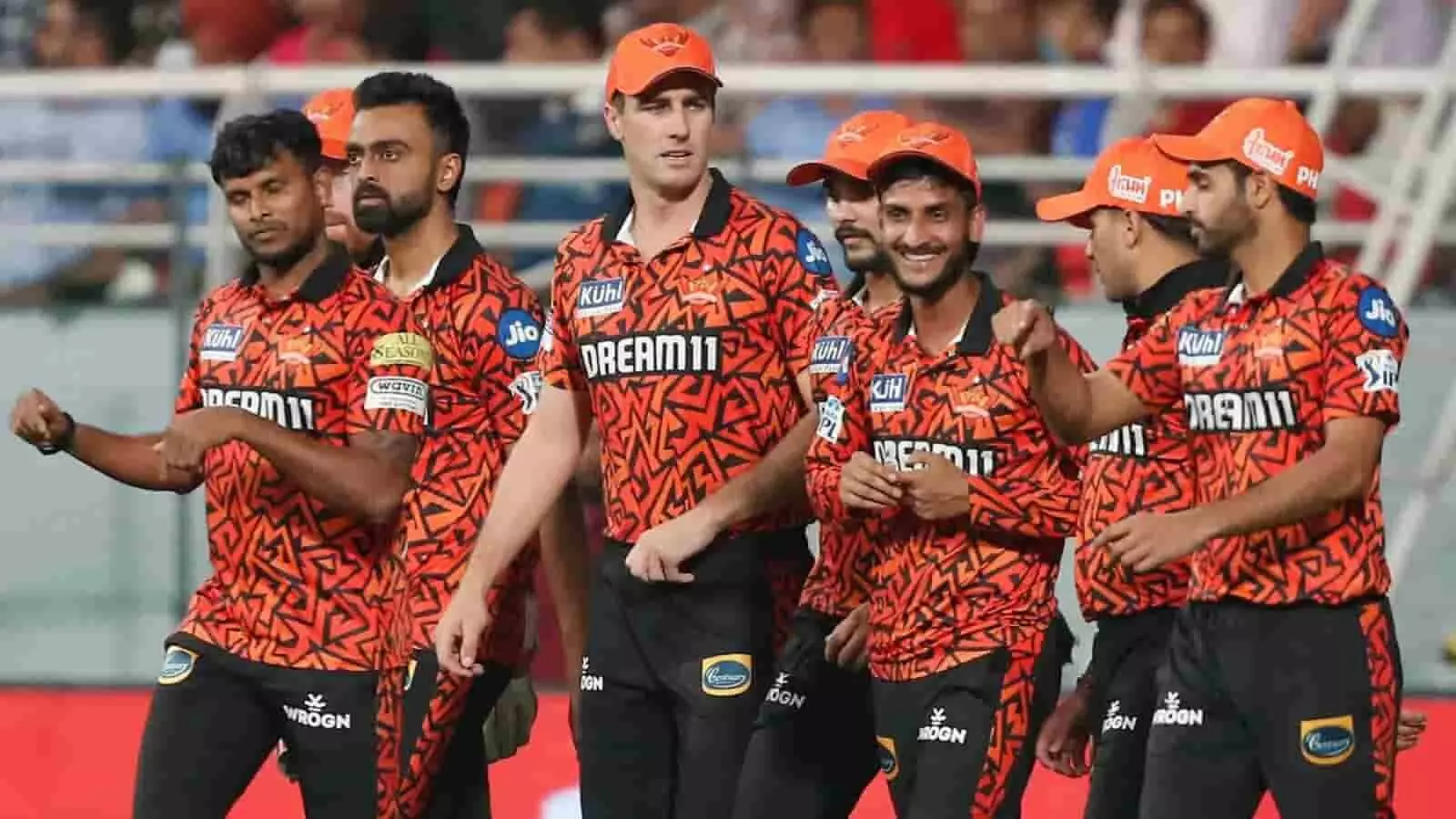 आईपीएल मैदान पर सनराइजर्स हैदराबाद के खिलाड़ी नारंगी जर्सी में एक साथ खड़े होकर जीत की खुशी मना रहे हैं। आईपीएल मैदान पर सनराइजर्स हैदराबाद के खिलाड़ी नारंगी जर्सी में एक साथ खड़े होकर जीत की खुशी मना रहे हैं।