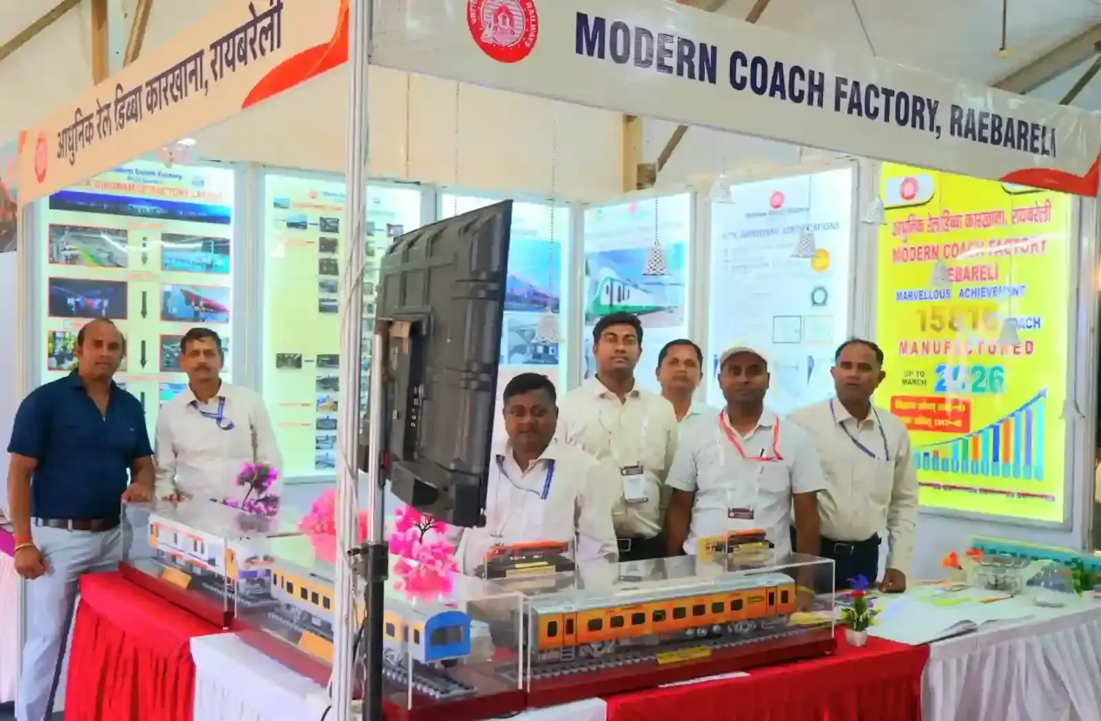हुबली में आईएनकॉमेक्स प्रदर्शनी के दौरान मॉडर्न कोच फैक्ट्री के स्टॉल पर रेल कोच मॉडल और तकनीकी डिस्प्ले दिख रहे हैं।