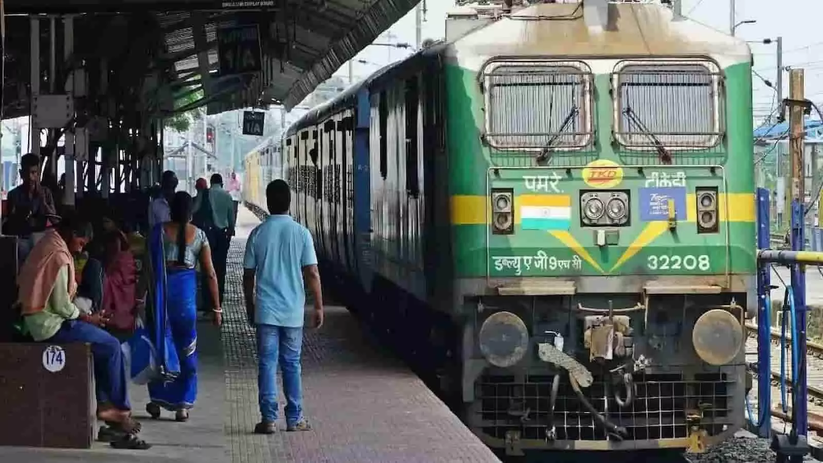 प्लेटफार्म पर खड़ी अमृत भारत एक्सप्रेस ट्रेन और पटरी के पास खड़े यात्री स्टेशन के दृश्य में दिख रहे हैं। प्लेटफार्म पर खड़ी अमृत भारत एक्सप्रेस ट्रेन और पटरी के पास खड़े यात्री स्टेशन के दृश्य में दिख रहे हैं।