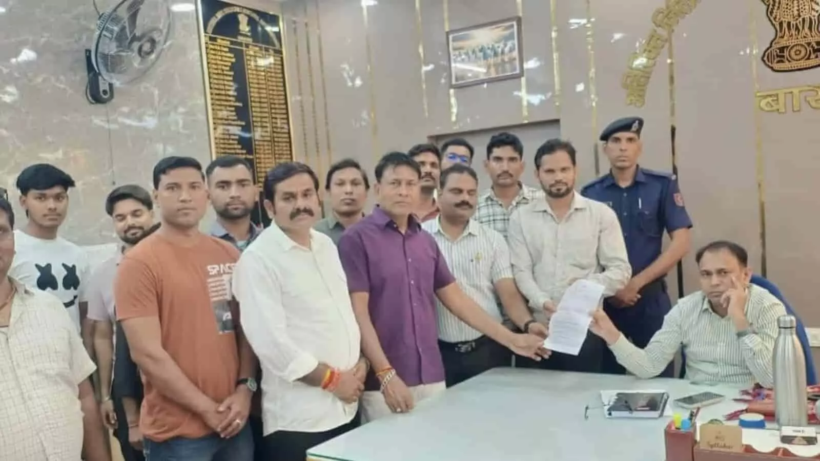 बारां कलेक्ट्रेट में ज्ञापन सौंपते हुए ग्रामीण और मृतक बच्चों के परिजन प्रशासनिक कार्यवाही की मांग करते हुए। बारां कलेक्ट्रेट में ज्ञापन सौंपते हुए ग्रामीण और मृतक बच्चों के परिजन प्रशासनिक कार्यवाही की मांग करते हुए।