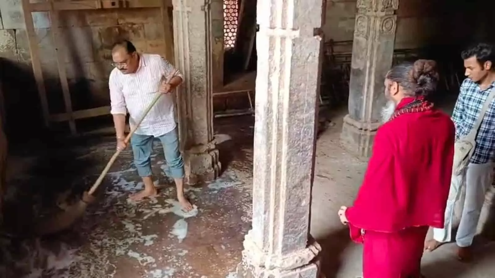 बयाना के उषा मंदिर परिसर में झाड़ू लगाकर सफाई करते पार्षद डॉ. शैलेंद्र कुमार गुर्जर और उपस्थित अन्य लोग। बयाना के उषा मंदिर परिसर में झाड़ू लगाकर सफाई करते पार्षद डॉ. शैलेंद्र कुमार गुर्जर और उपस्थित अन्य लोग।