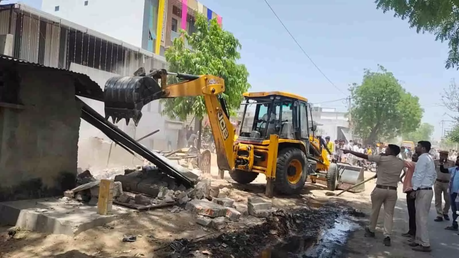 टोंक में नगर परिषद की जेसीबी मशीन सड़क किनारे बने अवैध अस्थायी निर्माण को ध्वस्त कर रही है। टोंक में नगर परिषद की जेसीबी मशीन सड़क किनारे बने अवैध अस्थायी निर्माण को ध्वस्त कर रही है।
