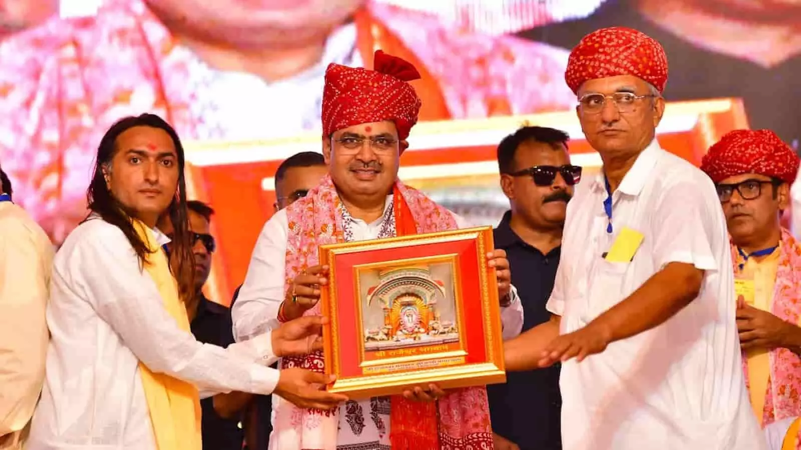 रोहट में आयोजित कार्यक्रम के दौरान मुख्यमंत्री भजनलाल शर्मा स्मृति चिह्न स्वीकार करते हुए। रोहट में आयोजित कार्यक्रम के दौरान मुख्यमंत्री भजनलाल शर्मा स्मृति चिह्न स्वीकार करते हुए।