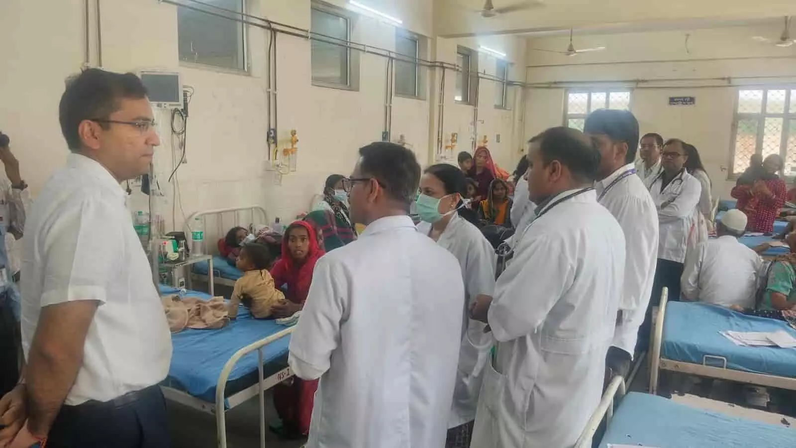 जेके लोन अस्पताल के वार्ड में निरीक्षण करते हुए जिला कलक्टर और उनके साथ खड़े डॉक्टर। जेके लोन अस्पताल के वार्ड में निरीक्षण करते हुए जिला कलक्टर और उनके साथ खड़े डॉक्टर।