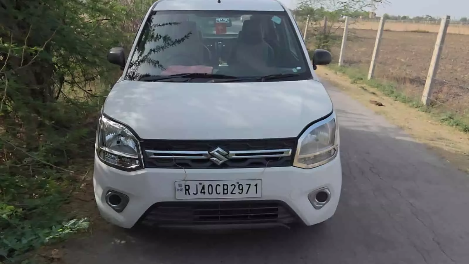 सड़क किनारे खड़ी सफेद वैगनआर कार जिसे पुलिस ने डोडा पोस्त तस्करी मामले में जब्त किया है। सड़क किनारे खड़ी सफेद वैगनआर कार जिसे पुलिस ने डोडा पोस्त तस्करी मामले में जब्त किया है।